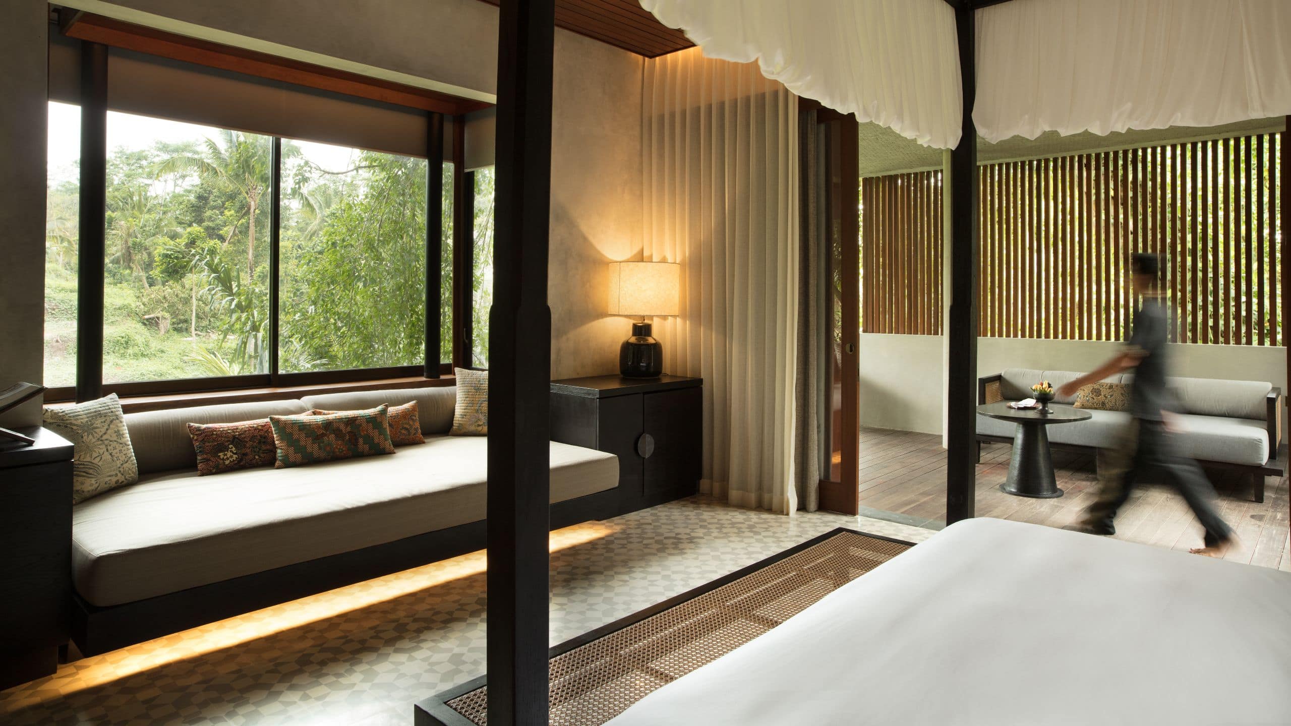第 3，共 4 Alila Ubud Terrace Tree Villa Bedroom Sofa Team Walk