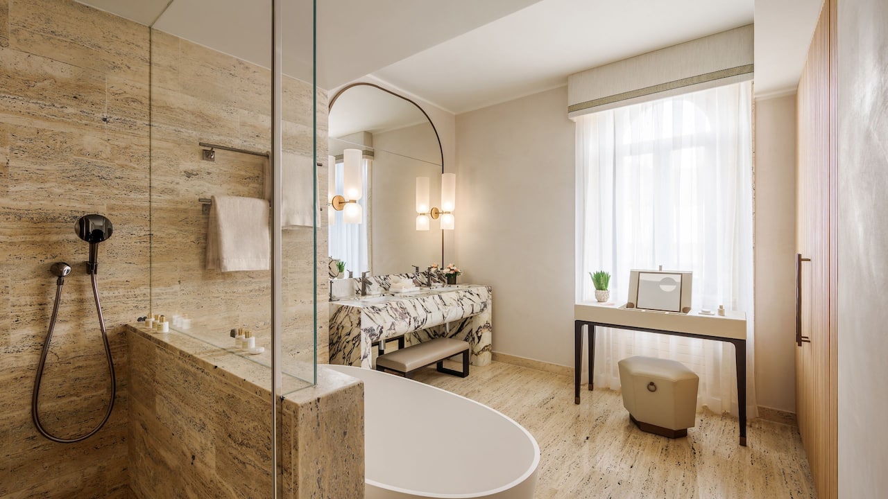 King Deluxe bathroom