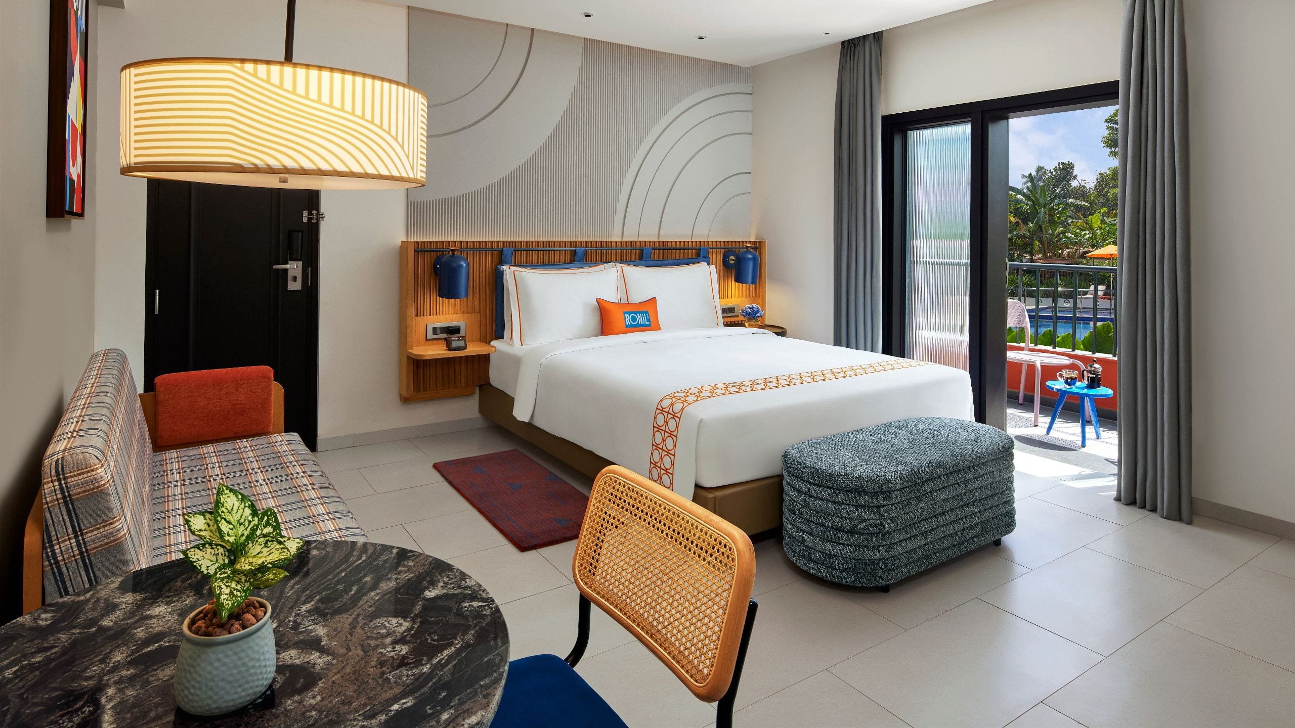 1 de 6 Ronil Goa King Room Deluxe Pool View with Balcony