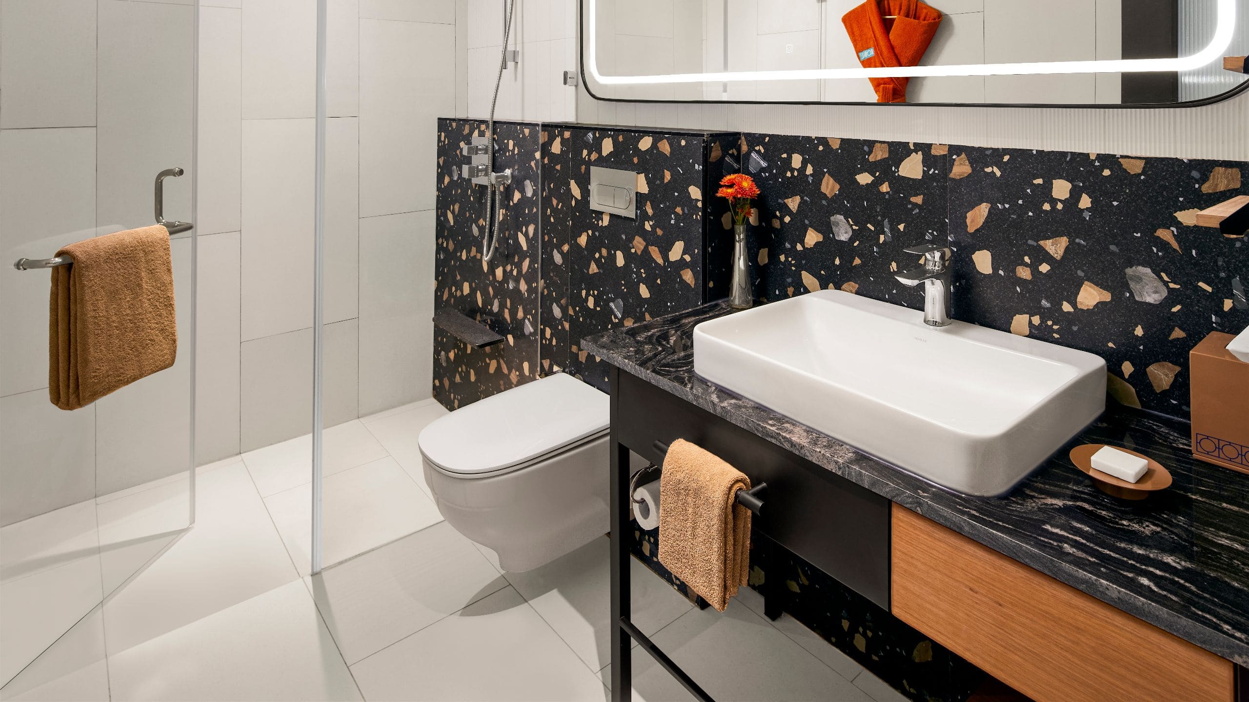 Ronil Goa Roomy Suite Bathroom