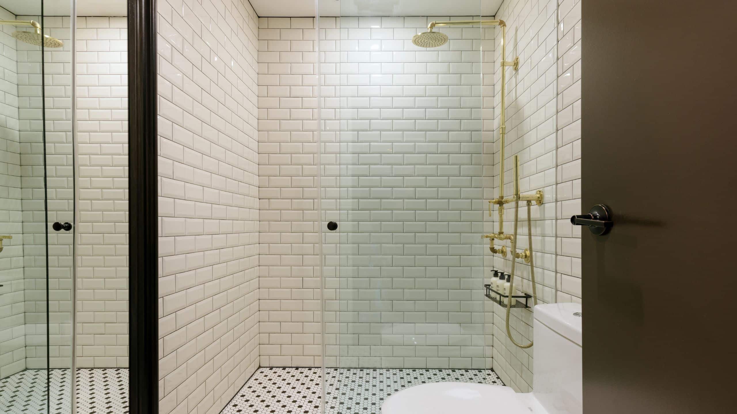 The Anndore House One King Bed Loft Bathroom Shower