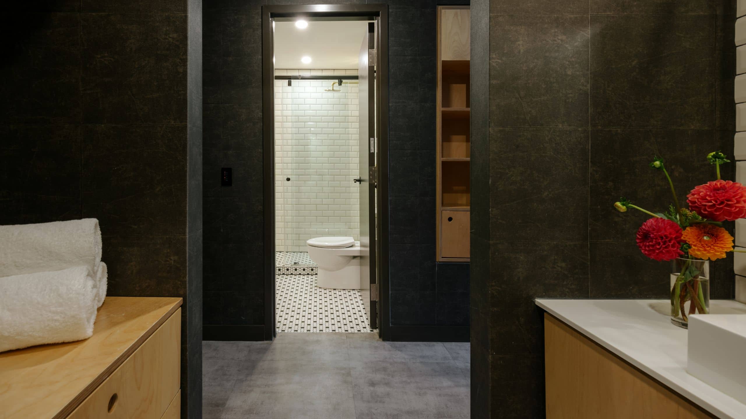 The Anndore House One King Bed Loft Hallway