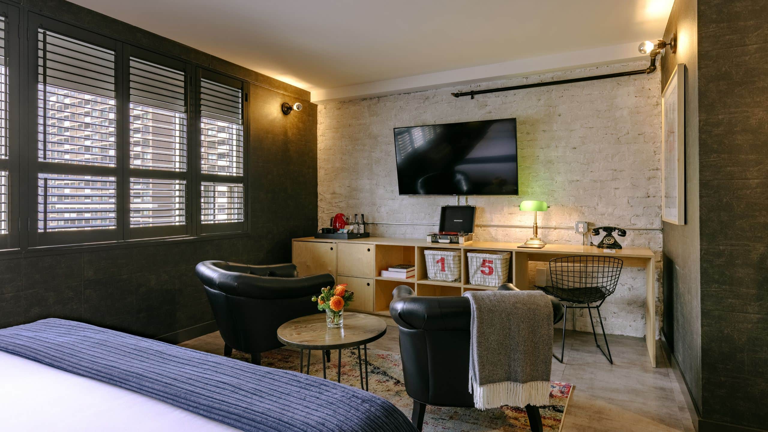 The Anndore House One King Bed Loft Living Room