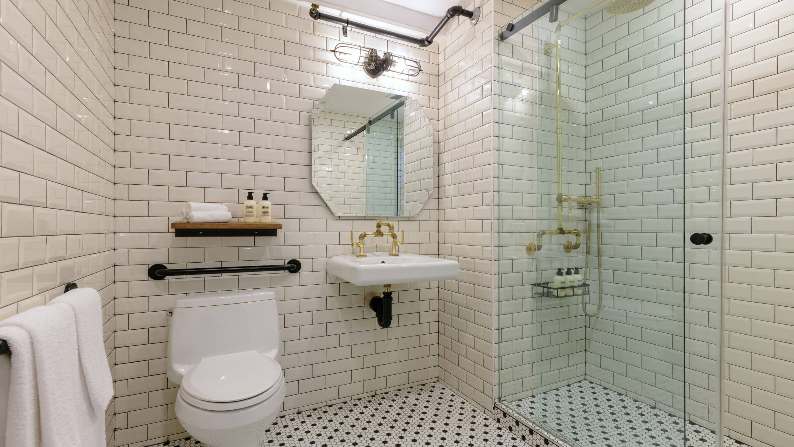 The Anndore House One Queen Loft Bathroom