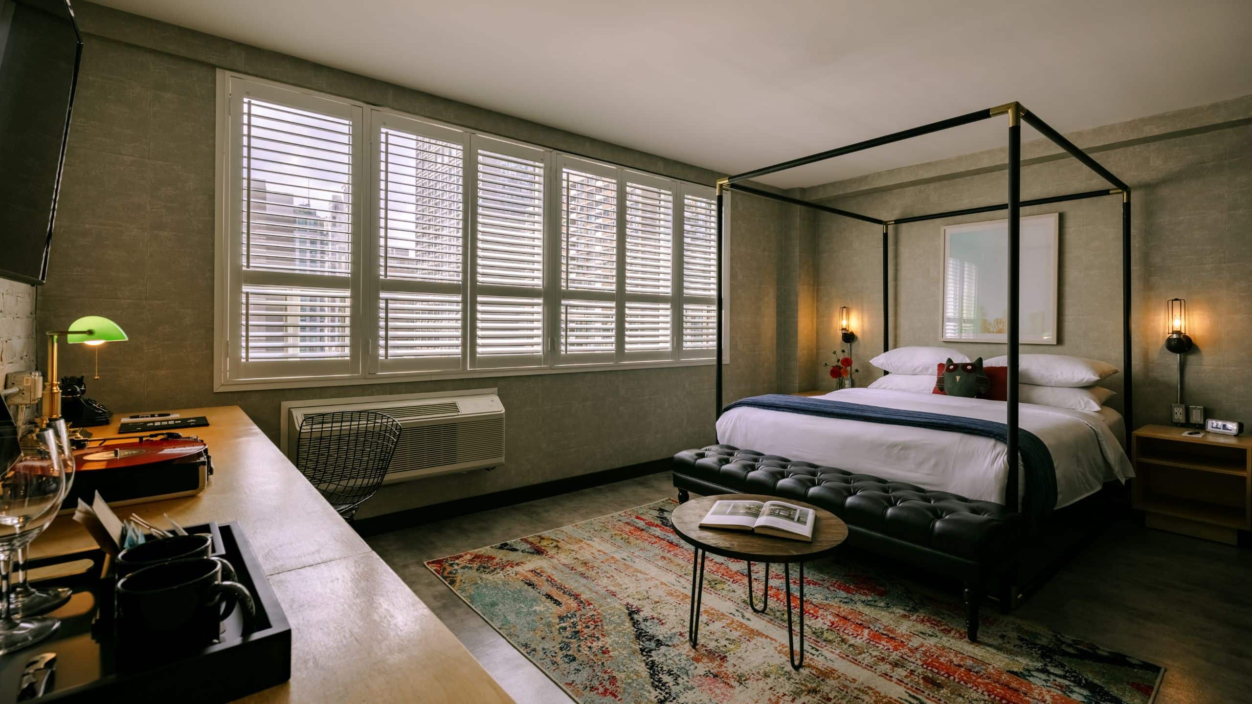 The Anndore House One Queen Loft Bedroom