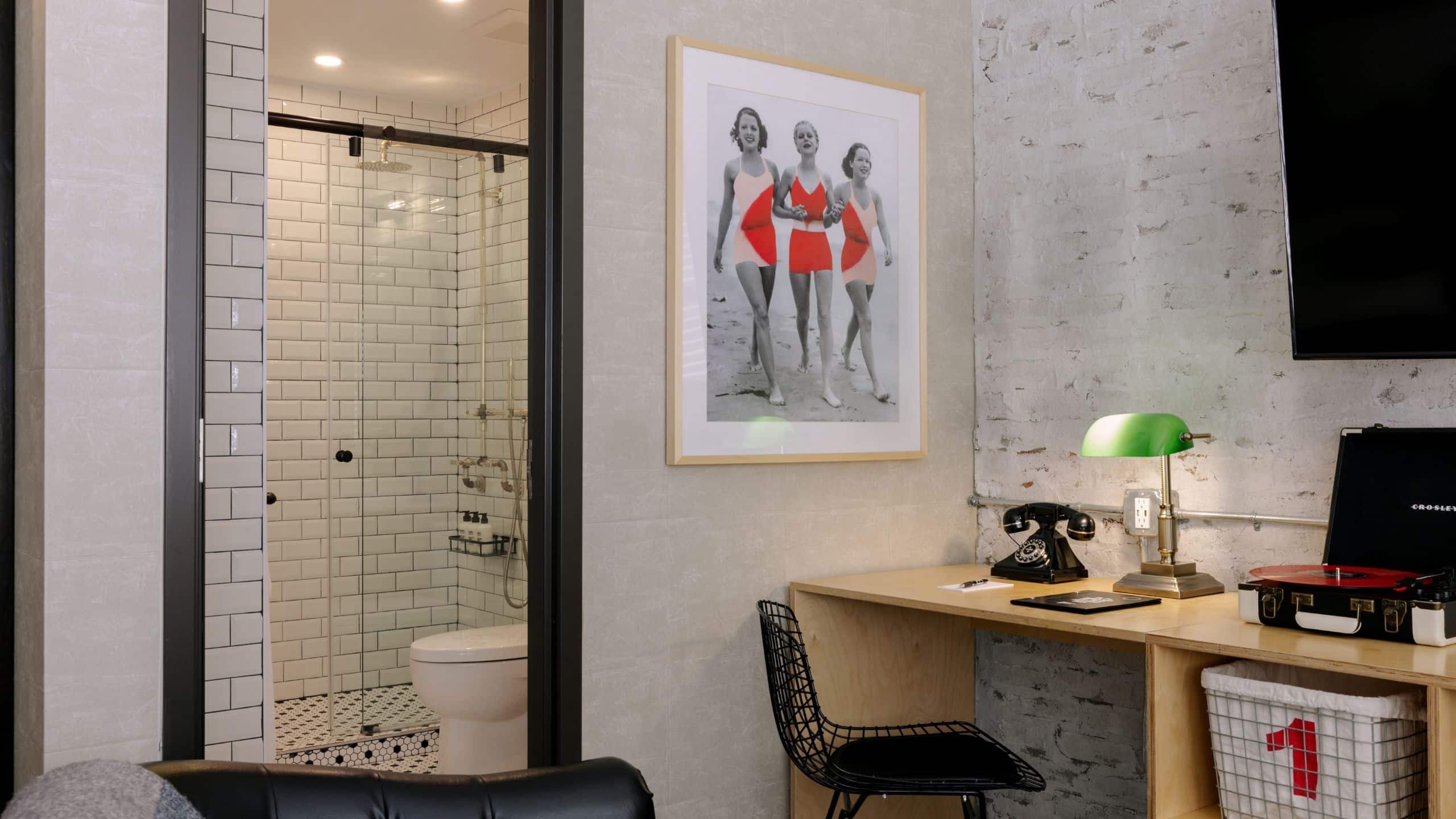 The Anndore House Two Queen Beds Loft Bathroom