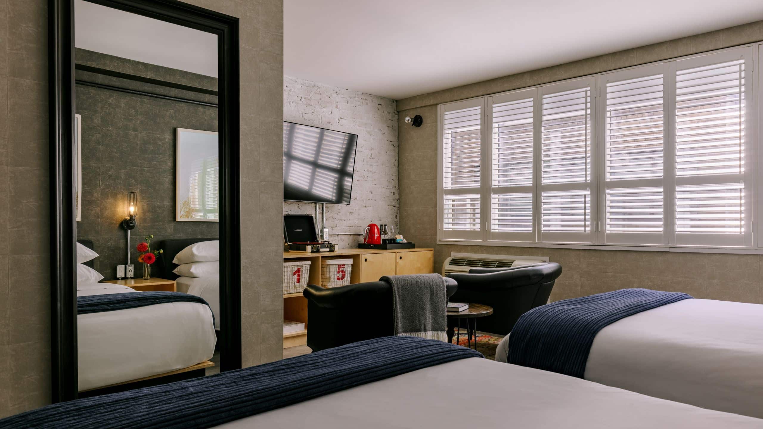 The Anndore House Two Queen Beds Loft Living Room