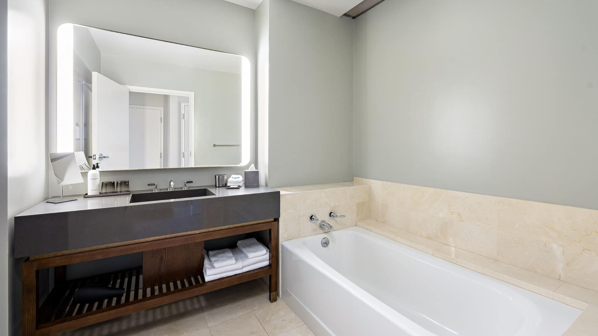 3/4 Grand Hyatt Indian Wells Resort & Villas Two King Beds Bathroom Bathtub