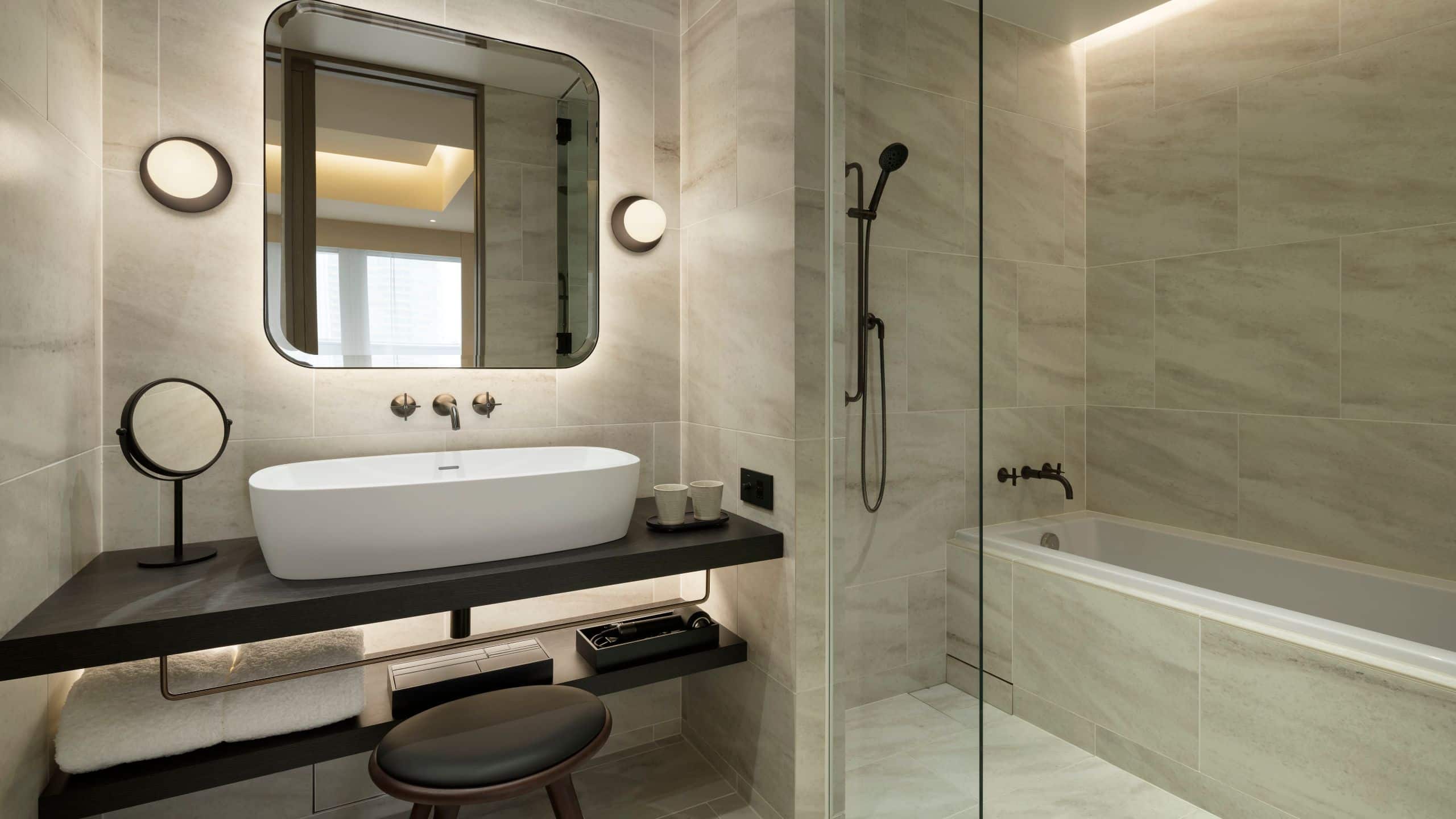 2 из 4 Hotel Toranomon Hills Suite King Bathroom Bathtub Shower