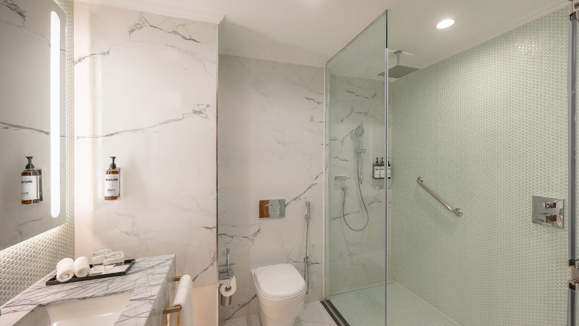 2/5 Hyatt Regency Nairobi Westlands Standard Room Bathroom