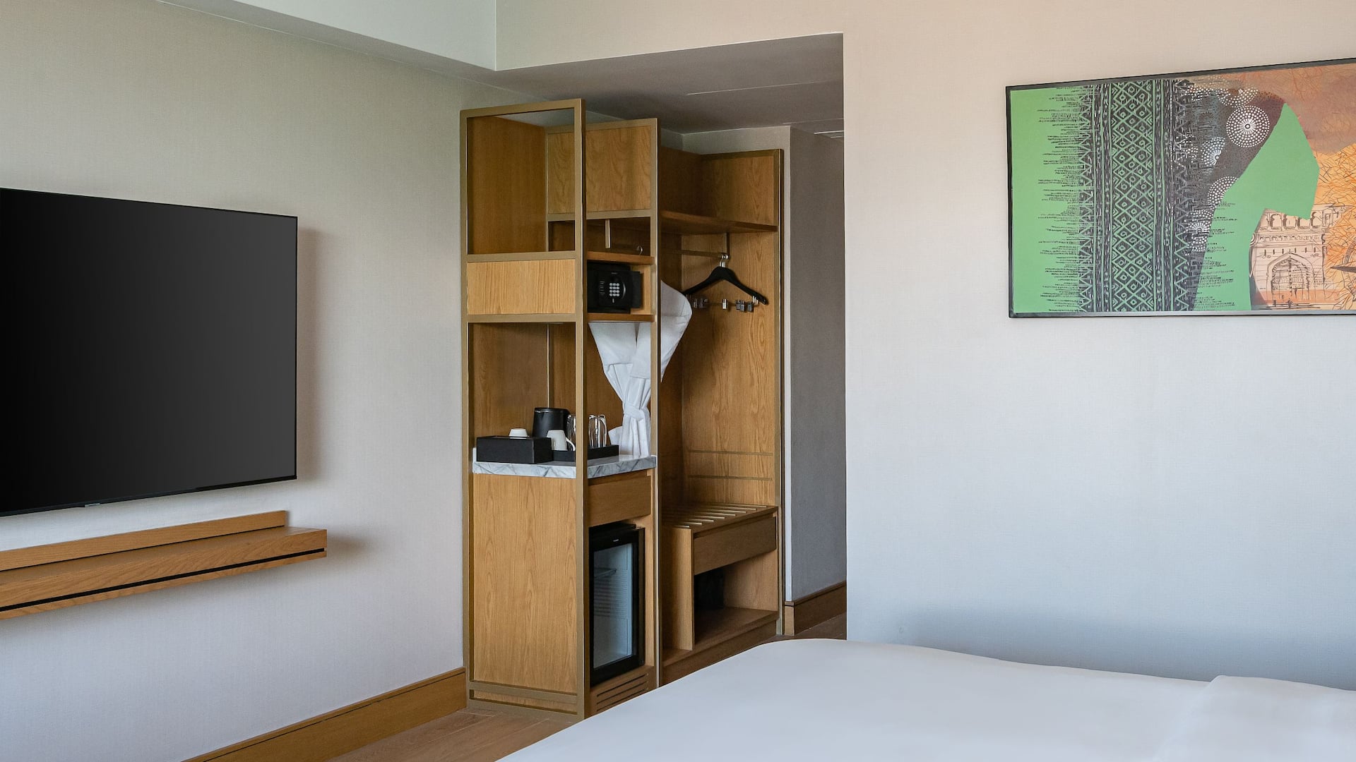 4/5 Hyatt Regency Nairobi Westlands Standard Room Closet