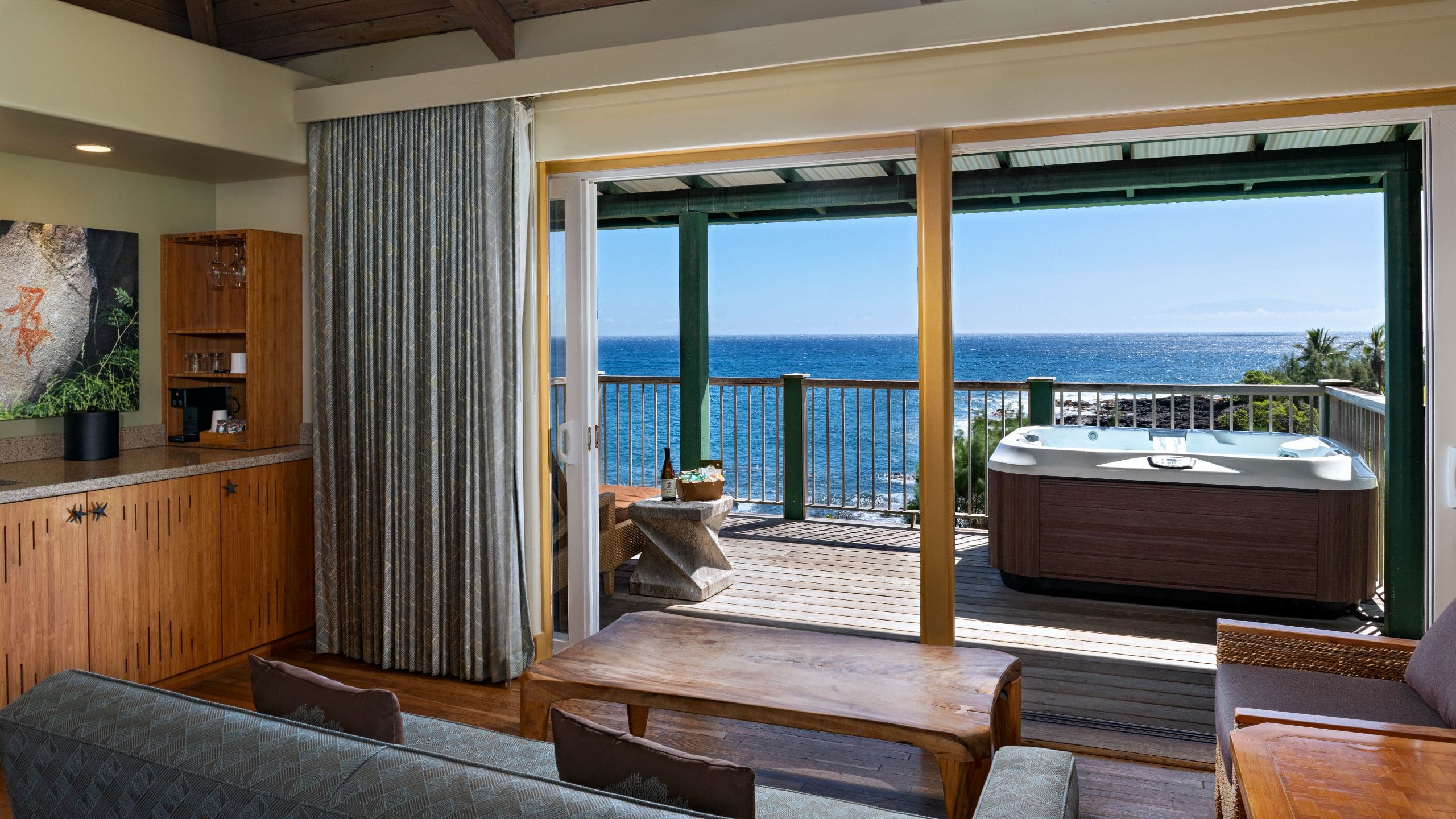 Hana-Maui Resort Oceanfront Bungalow Hot Tub Room