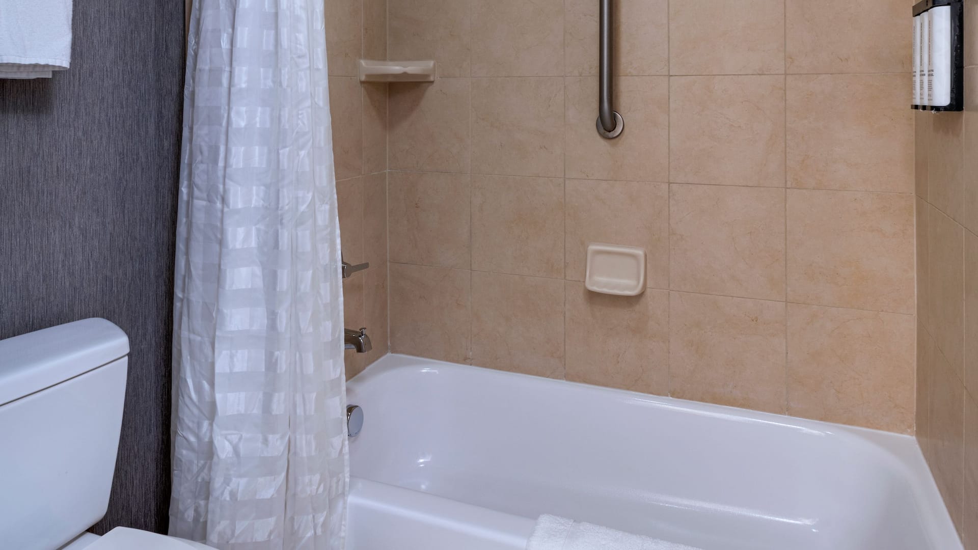 Hyatt Place Austin / Arboretum Bathroom Shower Tub
