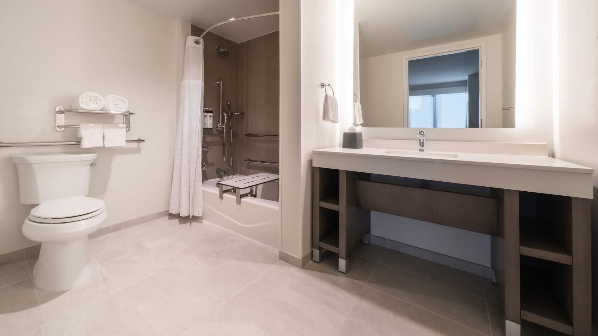 2 de 3 Hyatt House Sacramento Airport / Natomas Accessible Tub