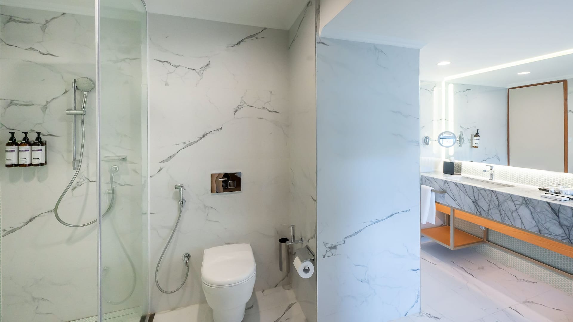 2/5 Hyatt Regency Nairobi Westlands Deluxe Suite Bathroom