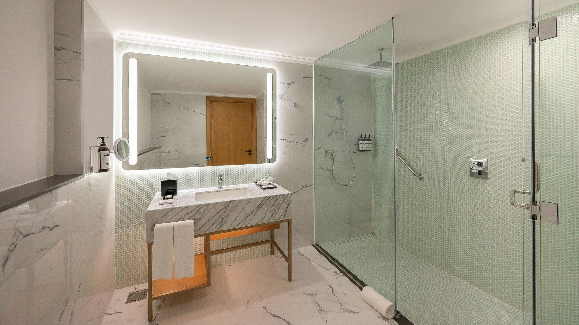 3/5 Hyatt Regency Nairobi Westlands One Bedroom Apartment Bathroom