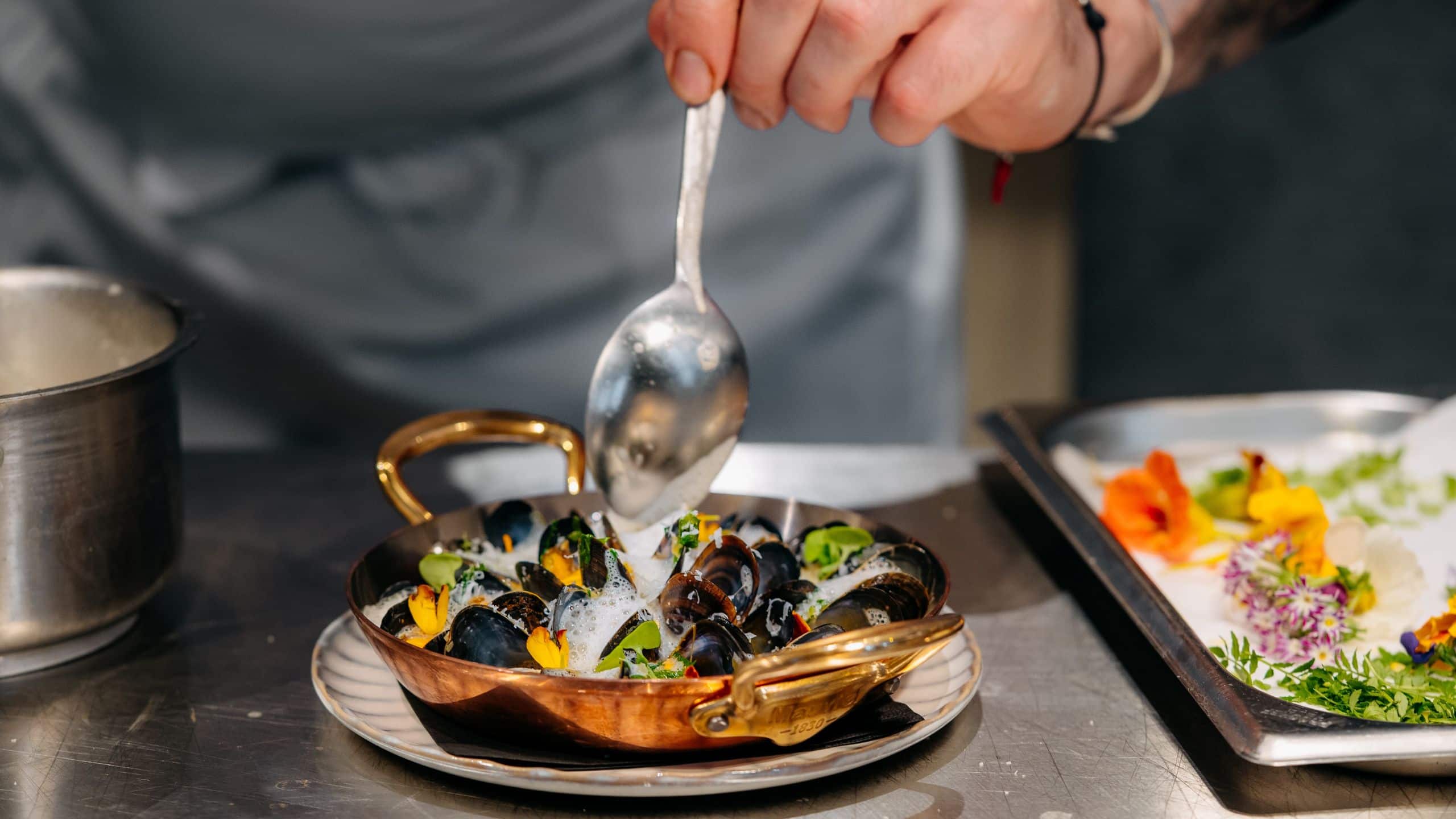 Hotel Toranomon Hills Tyoub Le Pristine Cafe Tokyo Chef Cooking Mussels