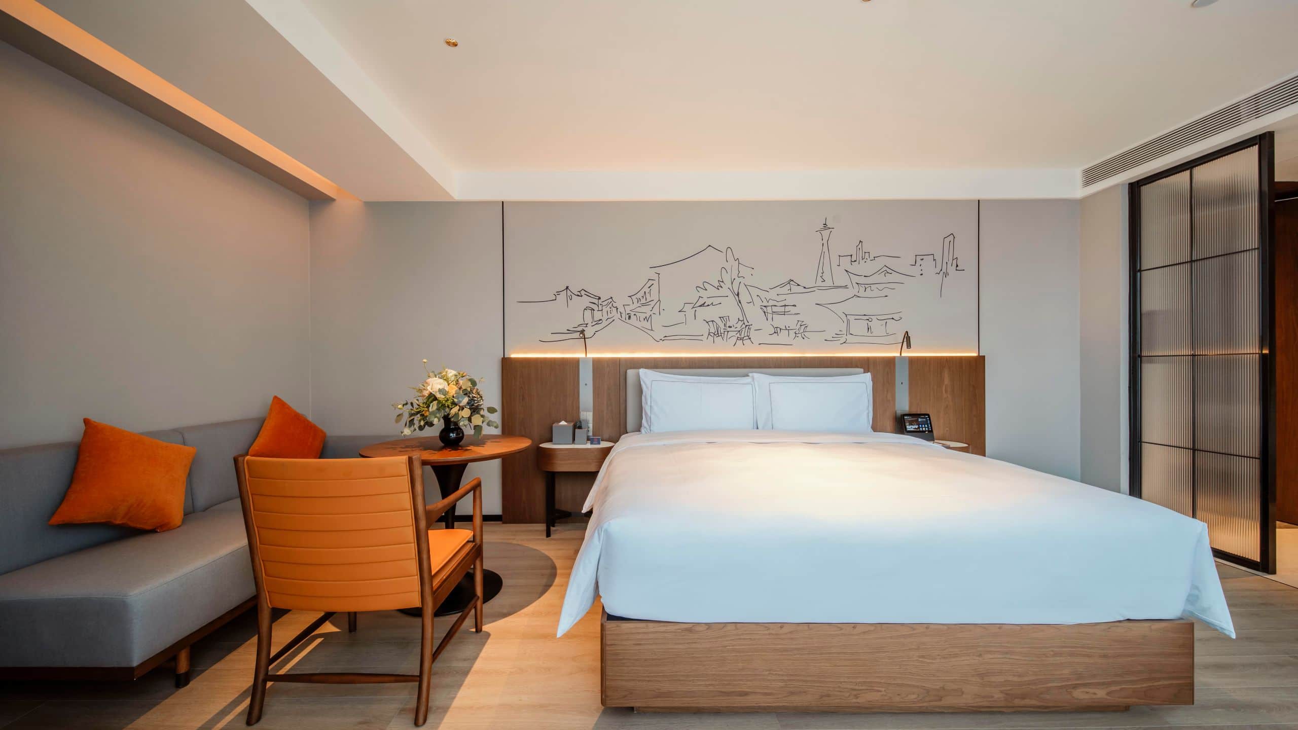 2 of 4 UrCove Chengdu Wenshu Monastery Taikoo Li Business Deluxe King Bed