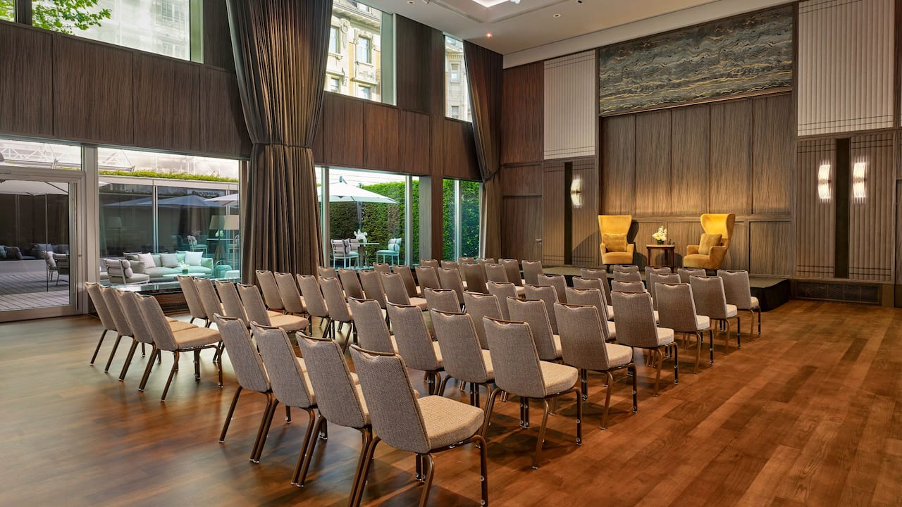 Experience the elegance of our modern flower arrangements as part of our top-tier service for events at venues like our newly renovated ballroom at Park Hyatt Zurich.