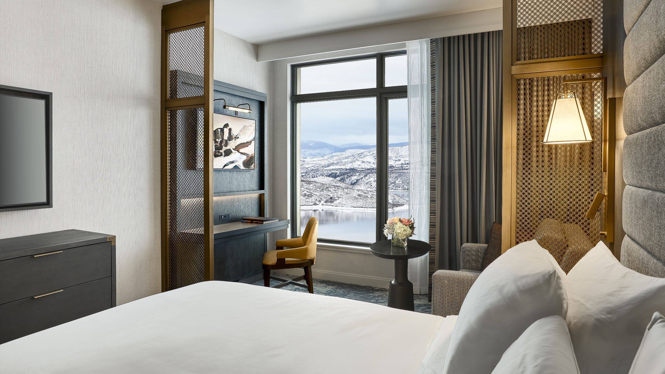 Ski Resort at Deer Valley East - SLCGP P0024 King Bed Guestroom With Desk And Reservoir View.16x9 