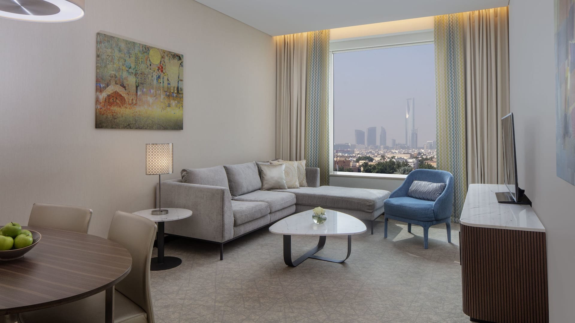 2 von 6 Hyatt Place Riyadh Al Sulaimania Suite Living Room View