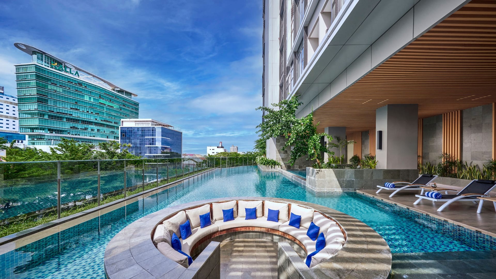Hyatt Place Makassar Pool