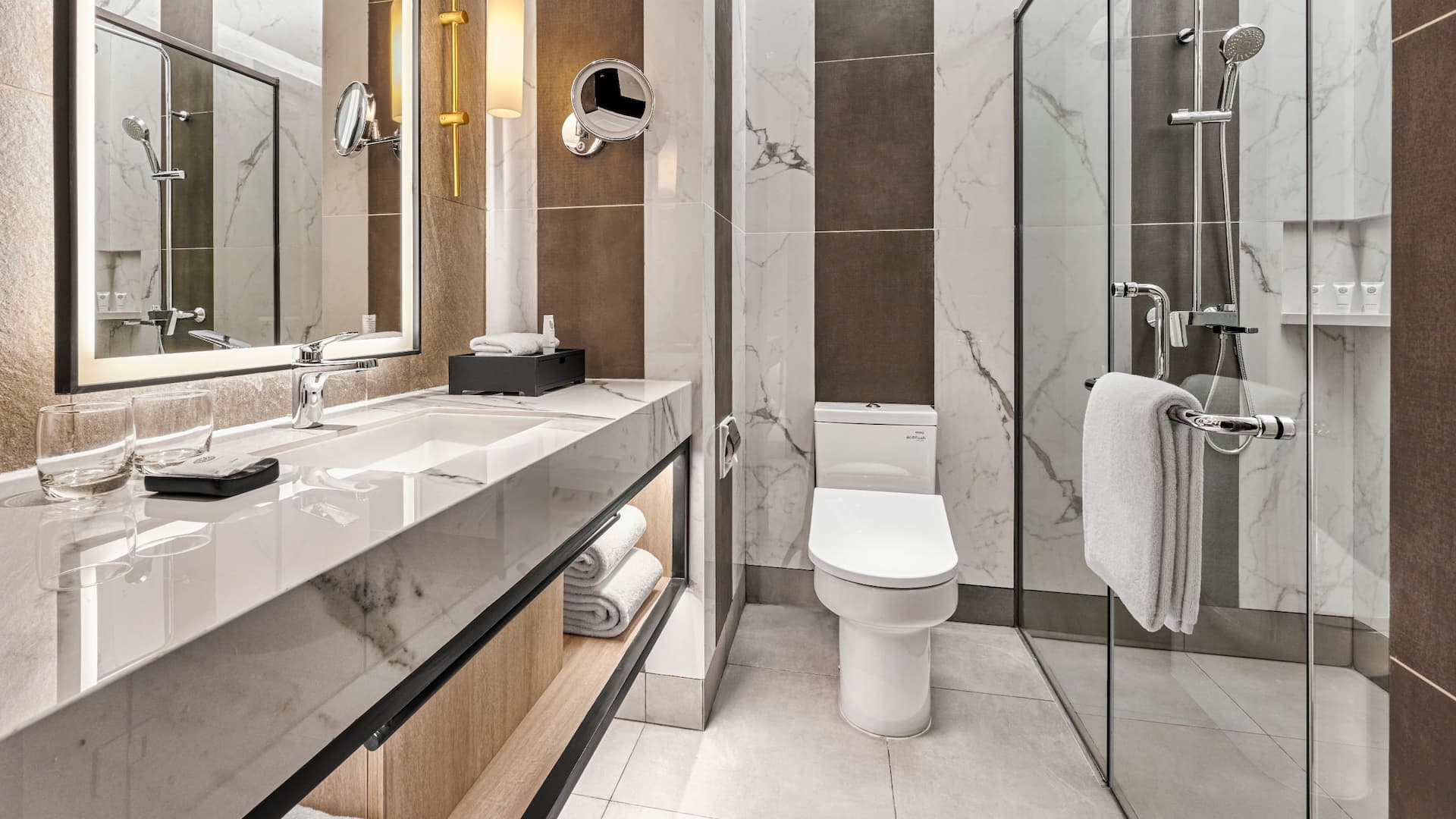 Hyatt Place Makassar Room Bathroom