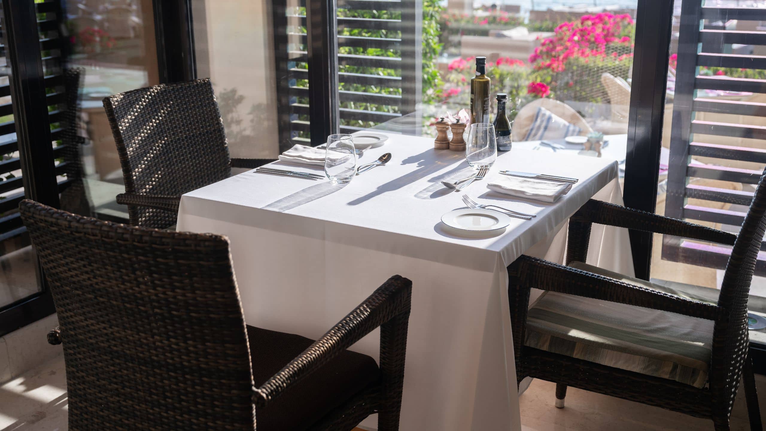 Park Hyatt Jeddah – Marina, Club and Spa Nafoura Restaurant Table