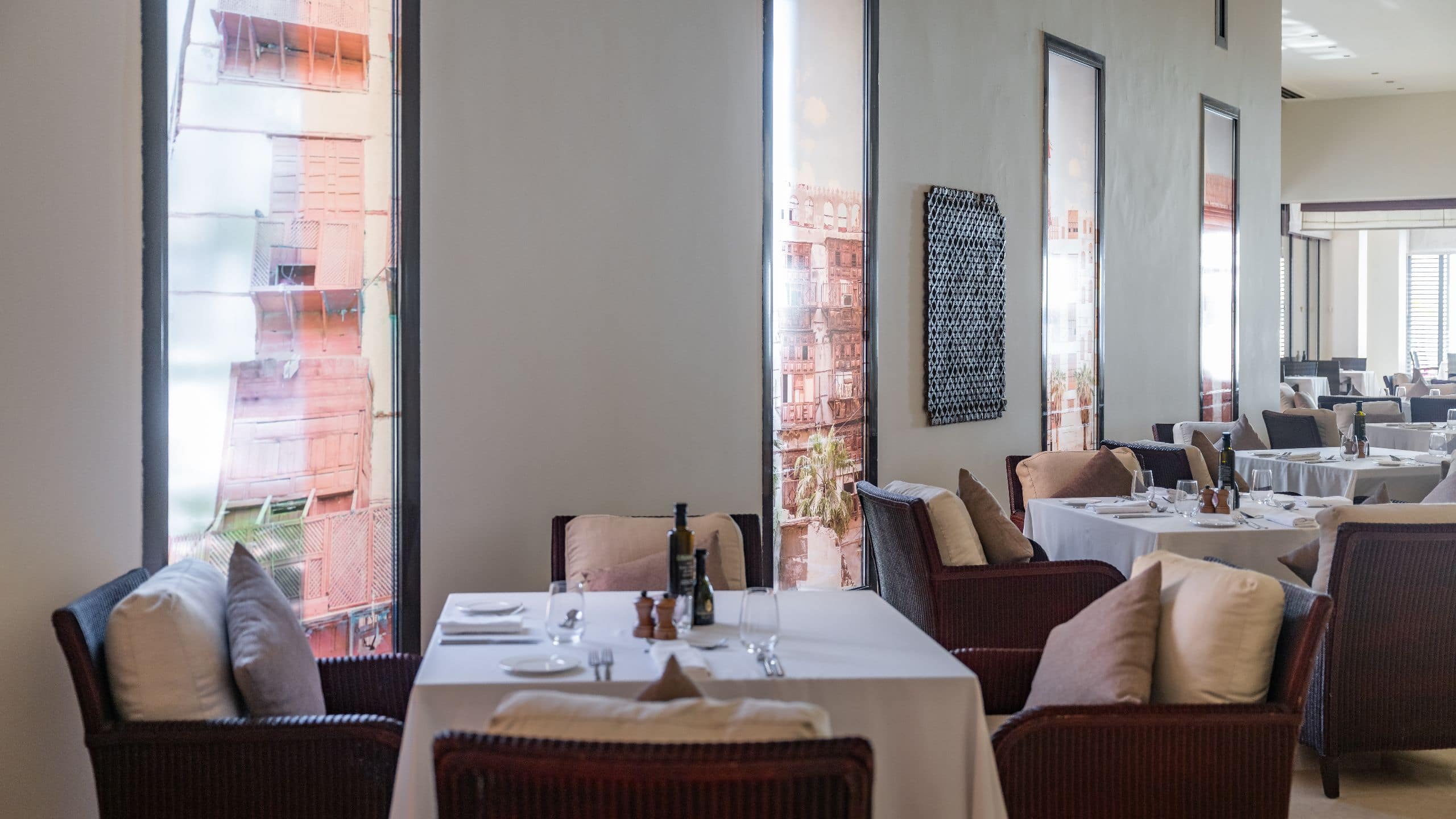 Park Hyatt Jeddah – Marina, Club and Spa Nafoura Restaurant Tables