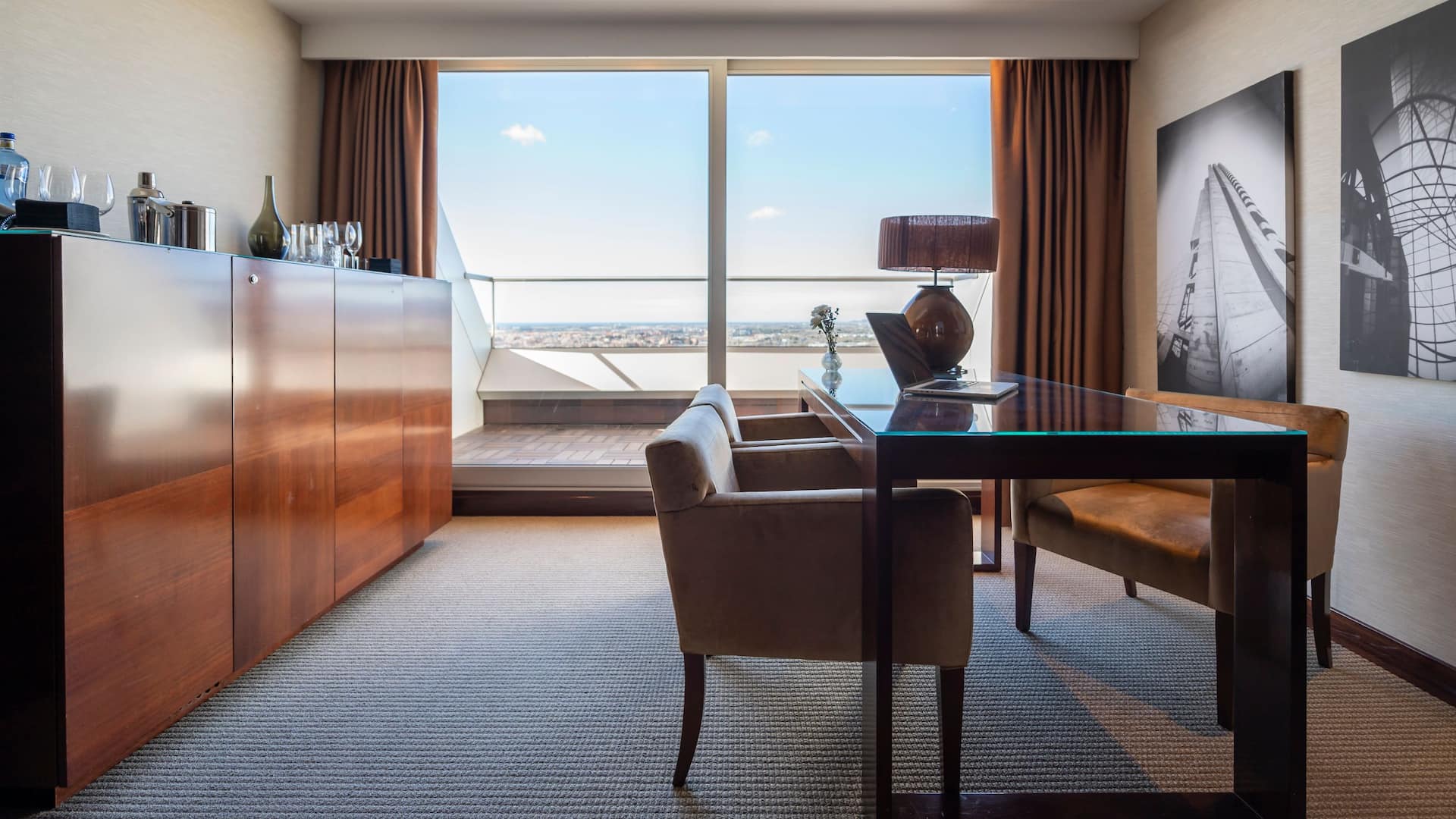 4 de 9 Hyatt Regency Barcelona Tower Suite Presidential Desk Area Laptop