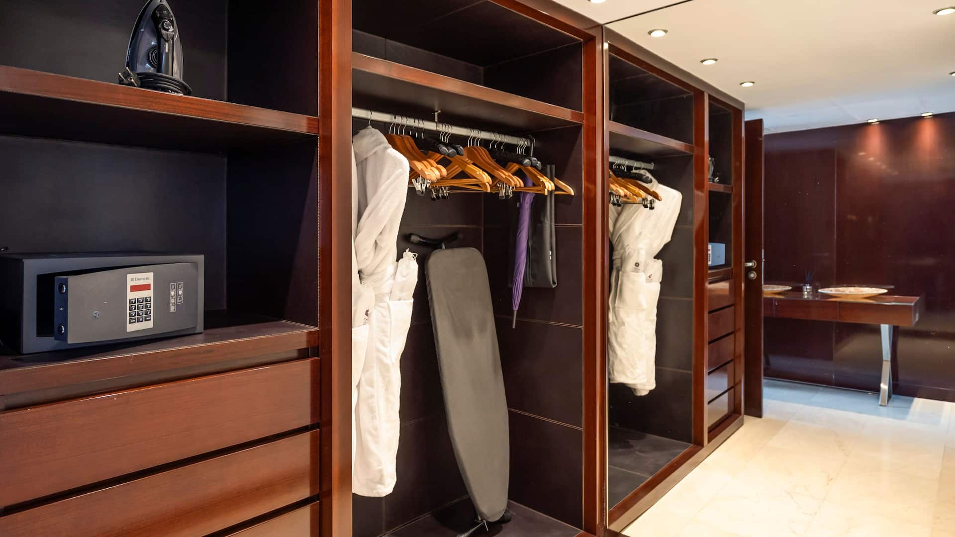 7 de 9 Hyatt Regency Barcelona Tower Suite Presidential Dressing Room