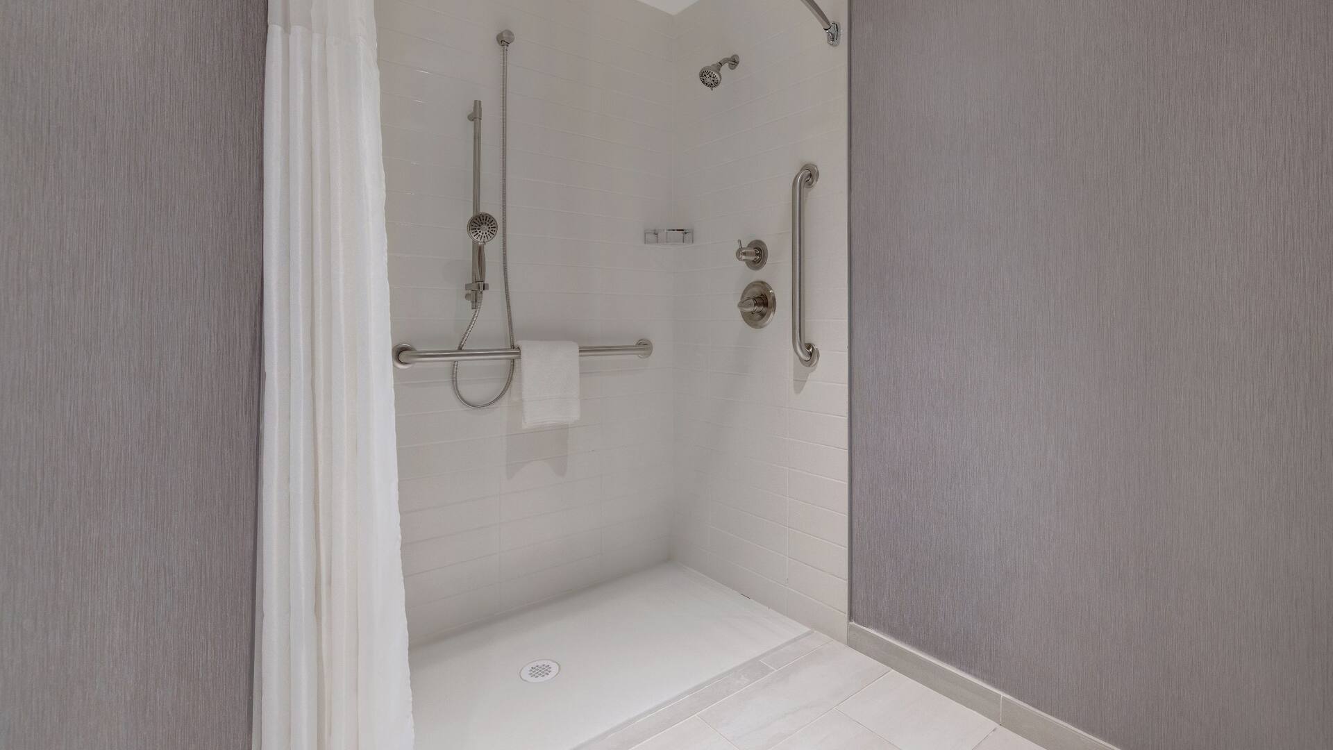 3 de 4 Hyatt Place Flagstaff Accessible Bathroom Roll In Shower