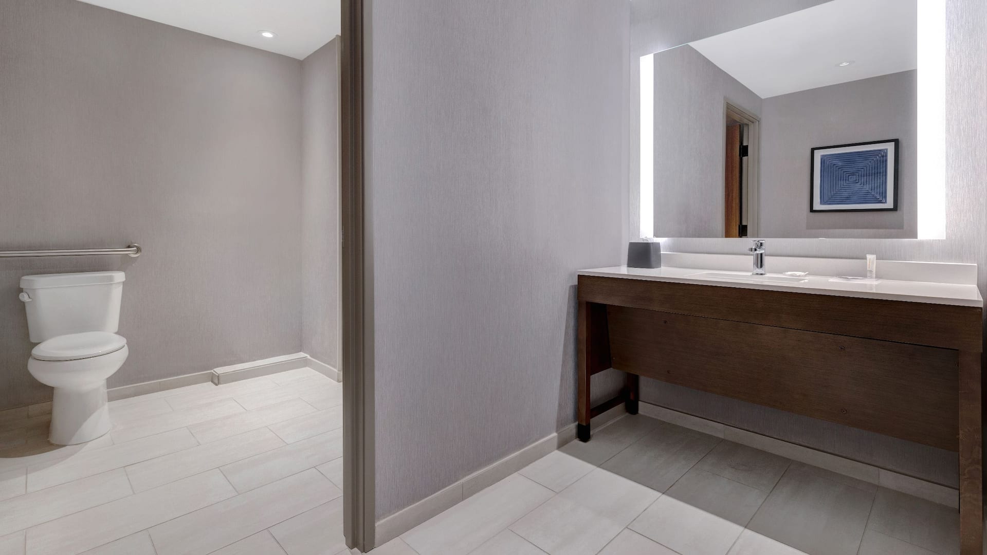 3 de 4 Hyatt Place Flagstaff Accessible King Bathroom