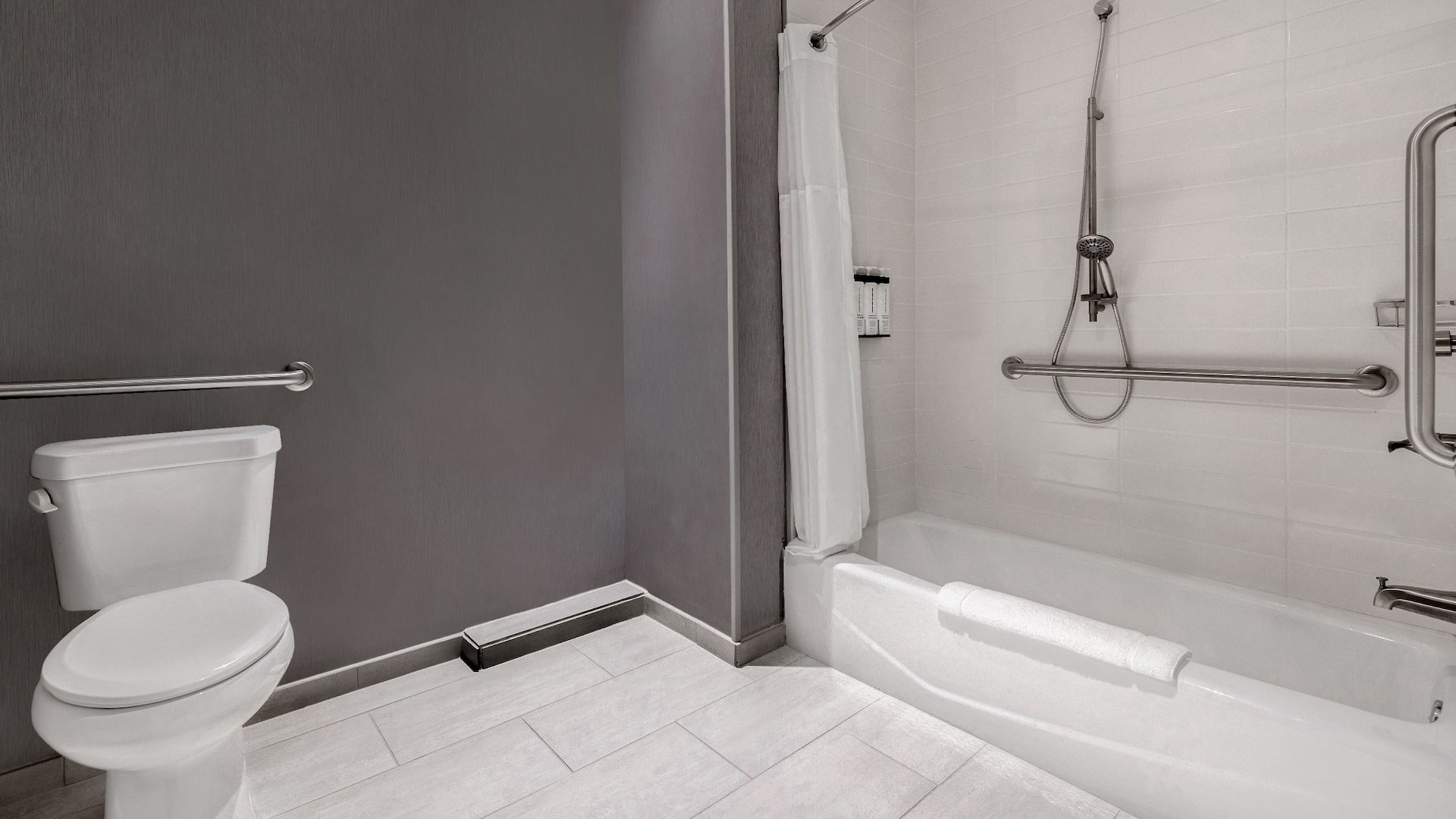 Hyatt Place Flagstaff Accessible Bathroom With Tub Layout