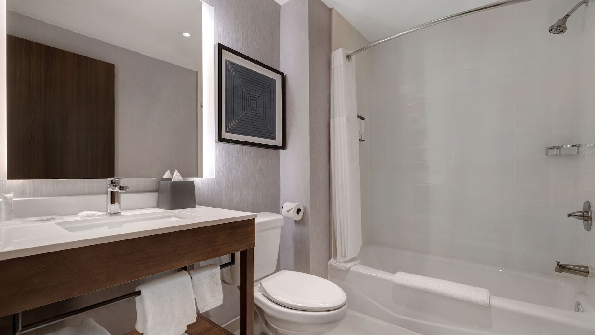 12 de 17 Hyatt Place Flagstaff Bathroom Amenities With Tub