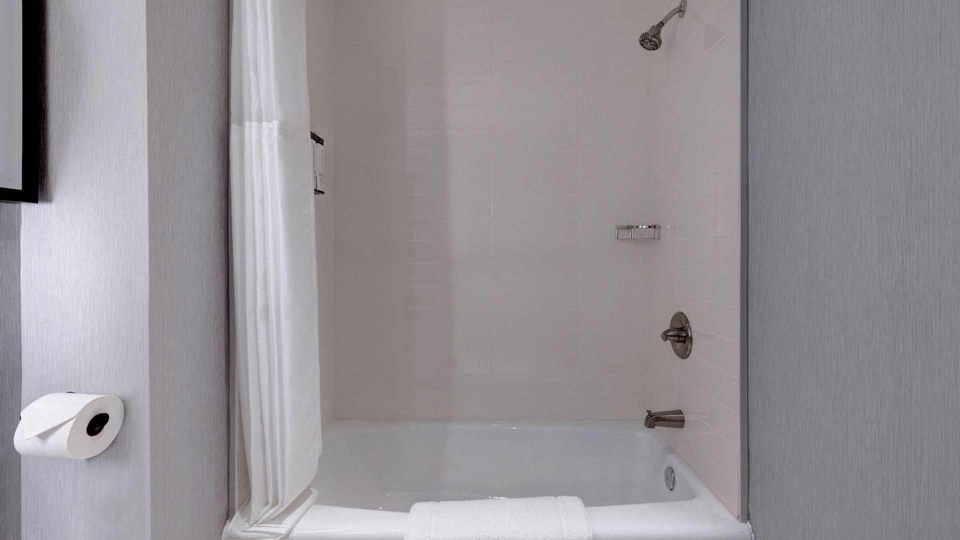 13 de 17 Hyatt Place Flagstaff Bathroom With Tub