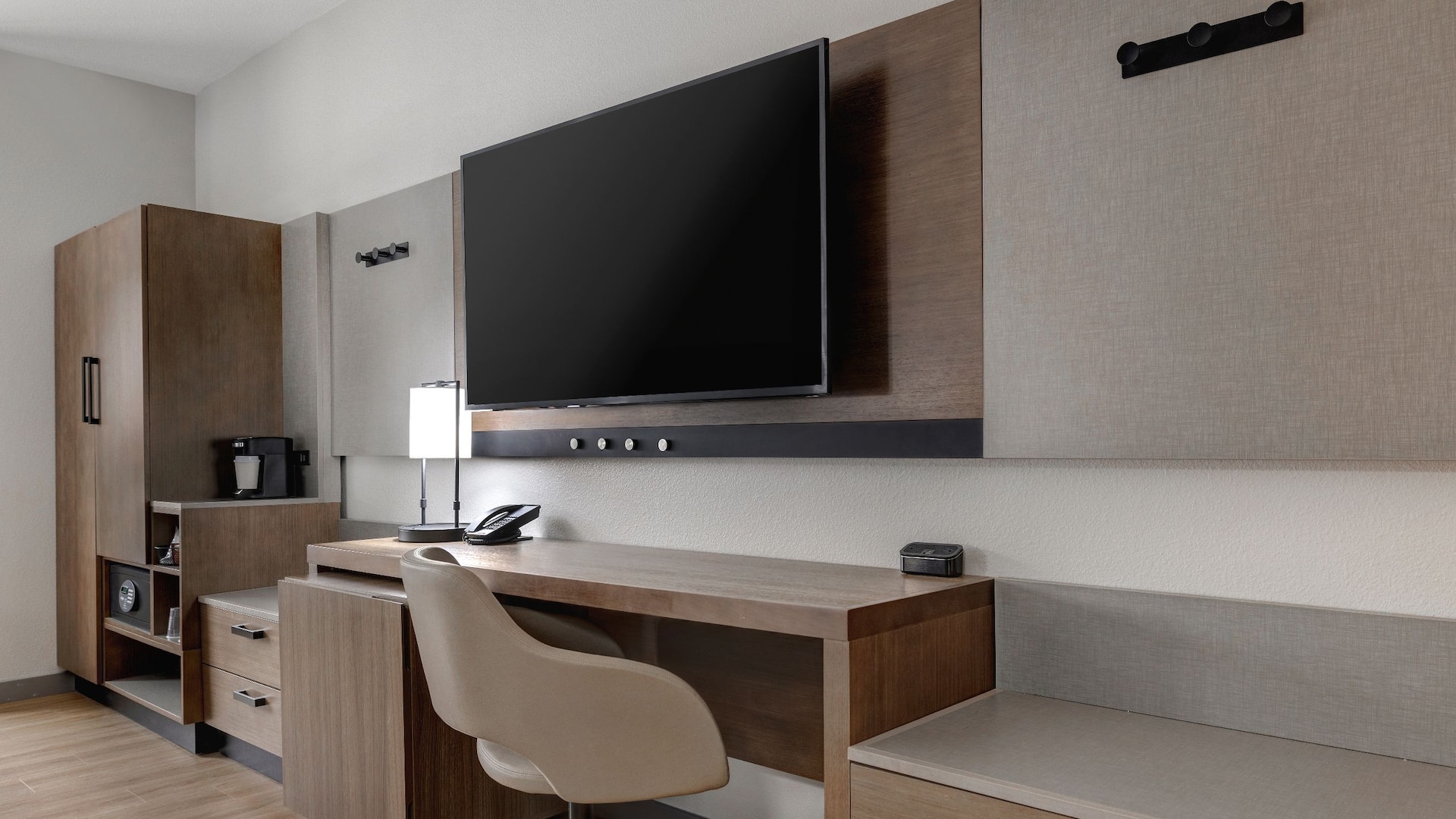 Hyatt Place Flagstaff TV and Desk