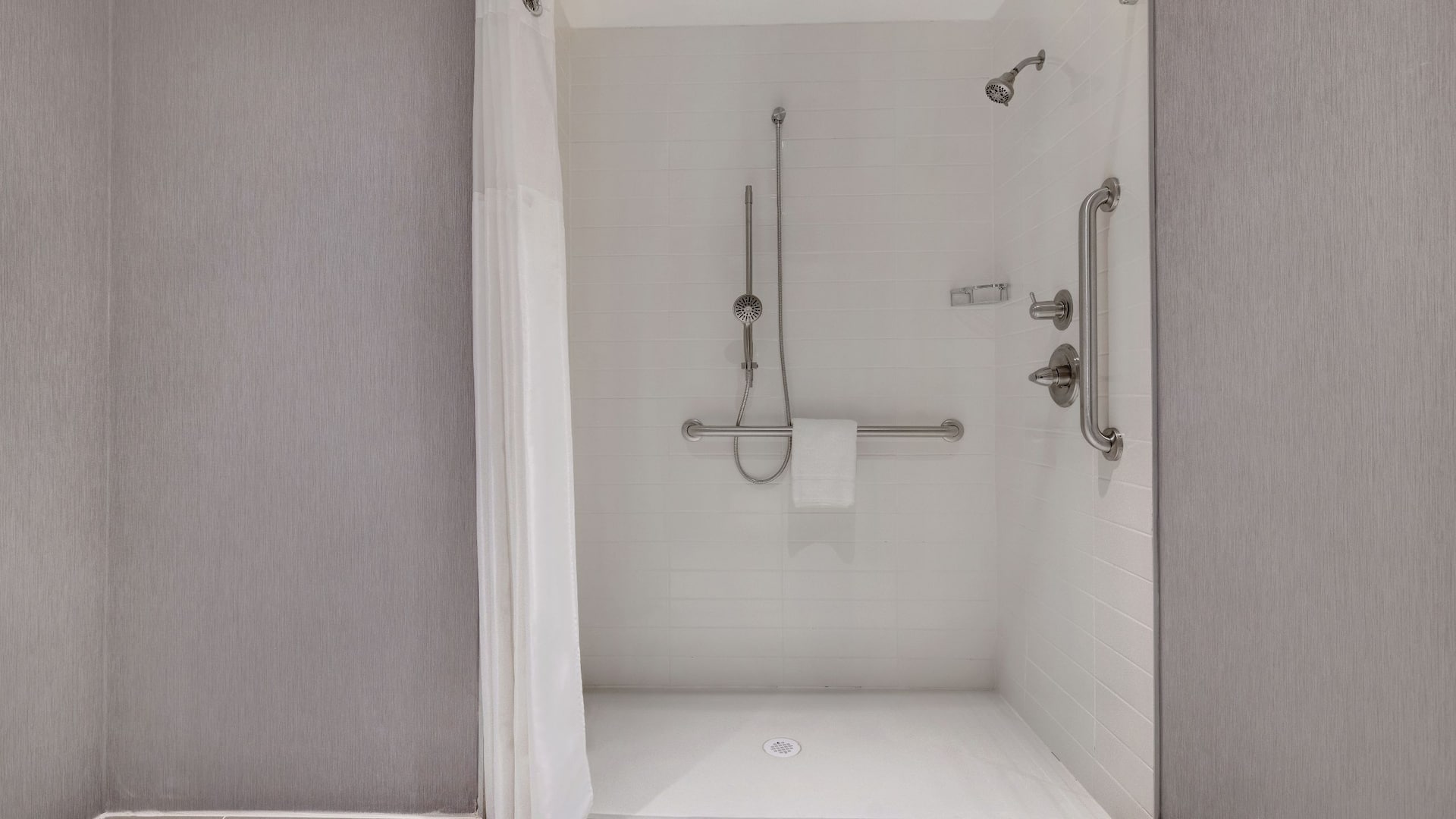 2 de 4 Hyatt Place Flagstaff Two Queen Roll In Shower Accessible