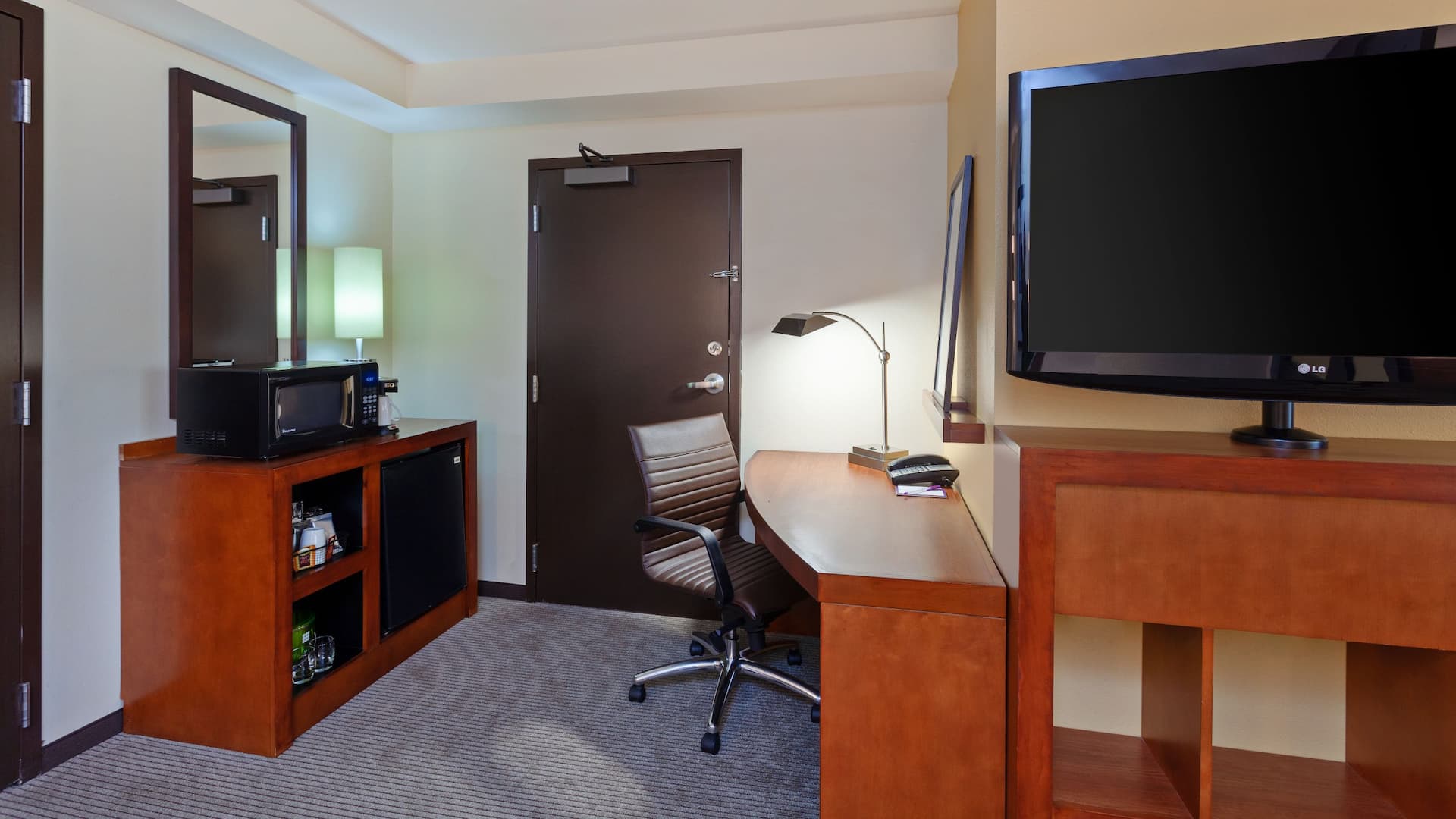 Hyatt Place San Diego/Vista-Carlsbad King Room Desk And Television