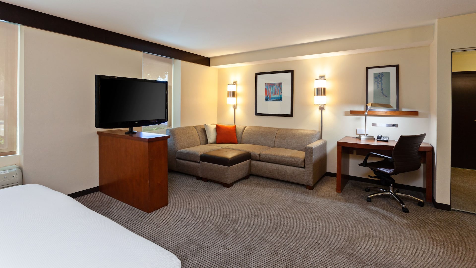 Hyatt Place San Diego/Vista-Carlsbad Accessible King Living Room