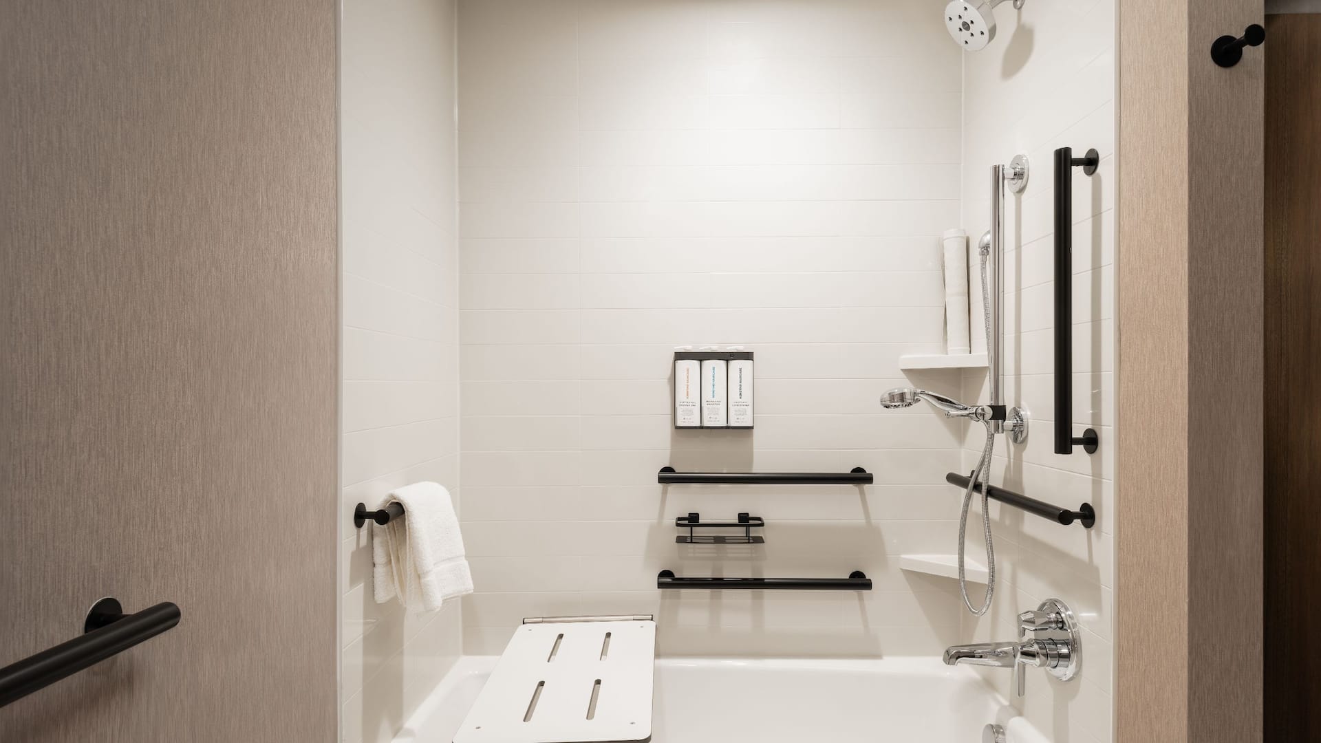 4/4 Hyatt Place Nashville / Green Hills Accessible Bathroom Bathtub