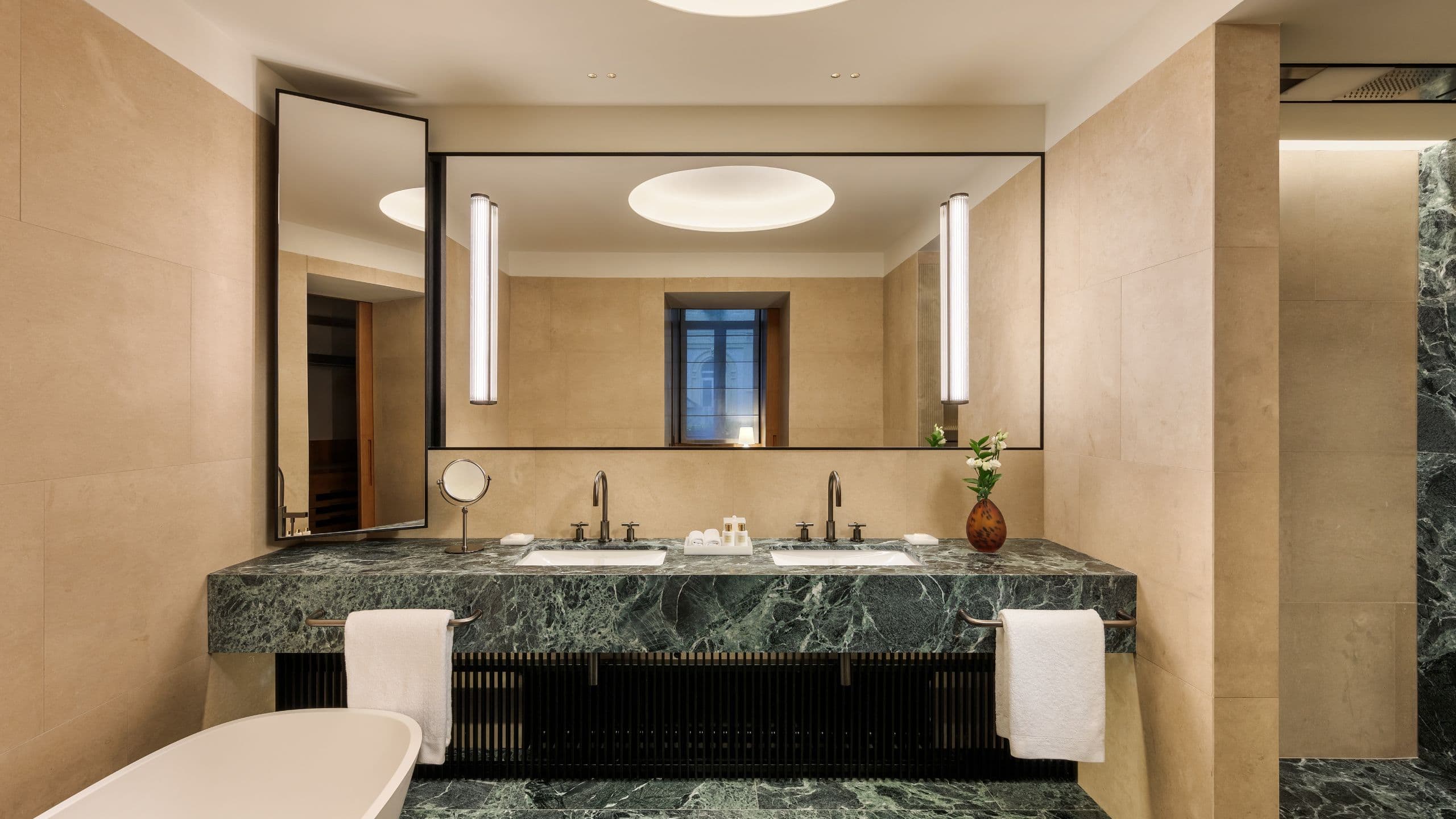 第 6，共 10 Park Hyatt Milan Brera Suite Bathroom