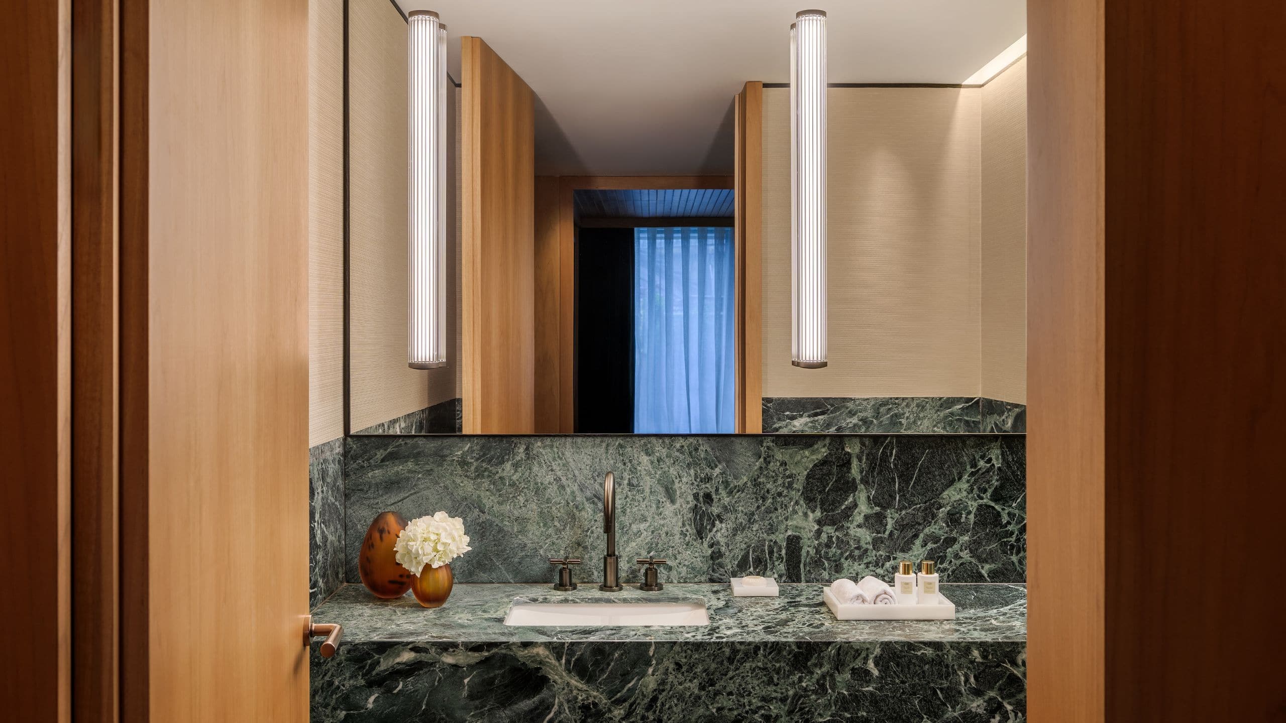 第 7，共 10 Park Hyatt Milan Brera Suite Bathroom Detail