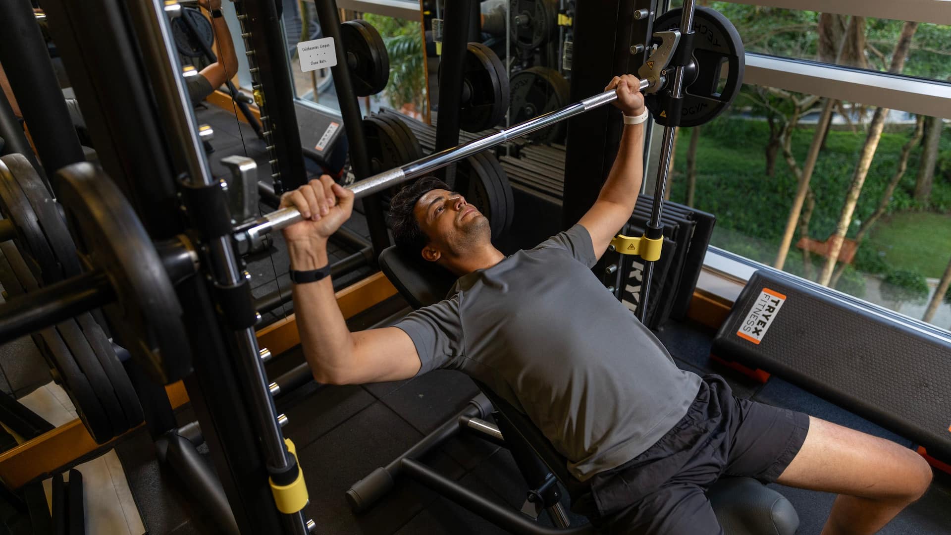 Grand Hyatt São Paulo Lifestyle Man Exercising Biceps On Weight Stack