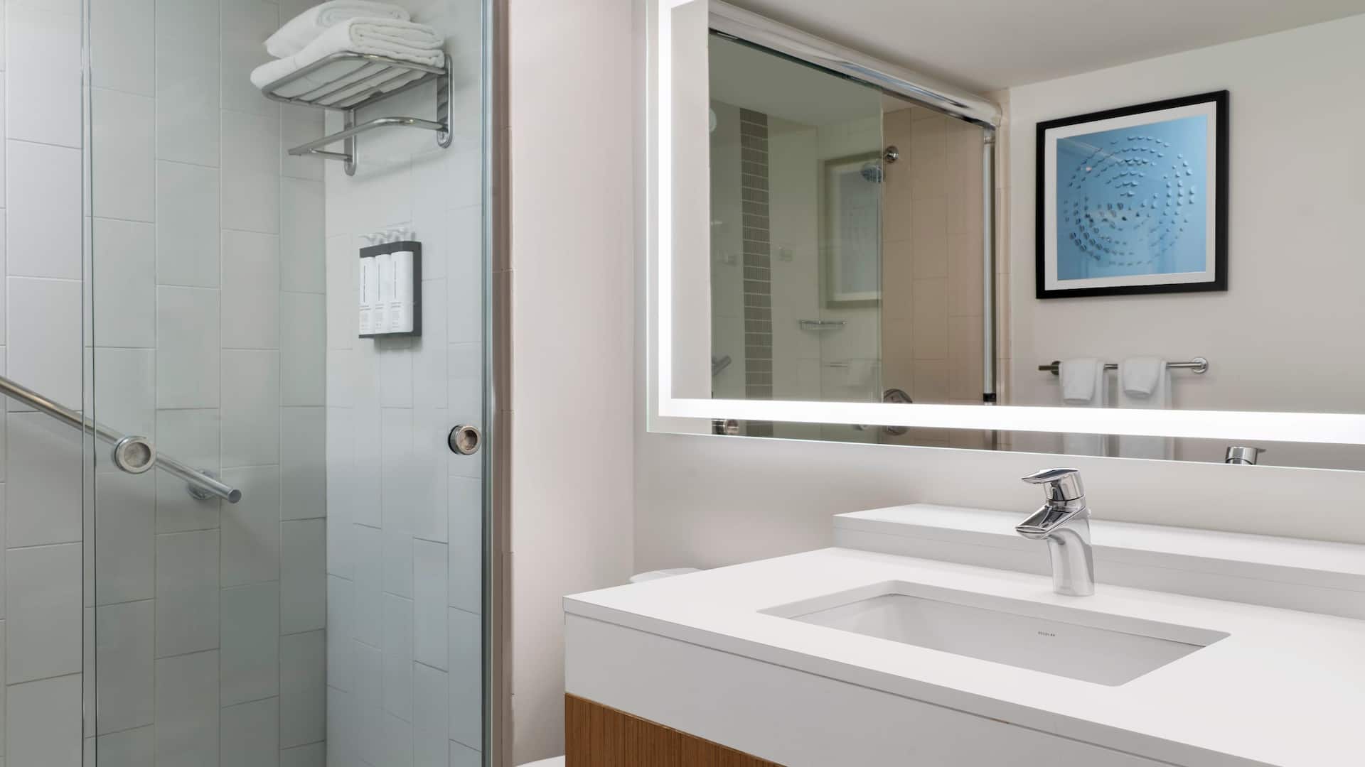 5 de 8 Hyatt Place Omaha/Downtown-Old Market King Bathroom