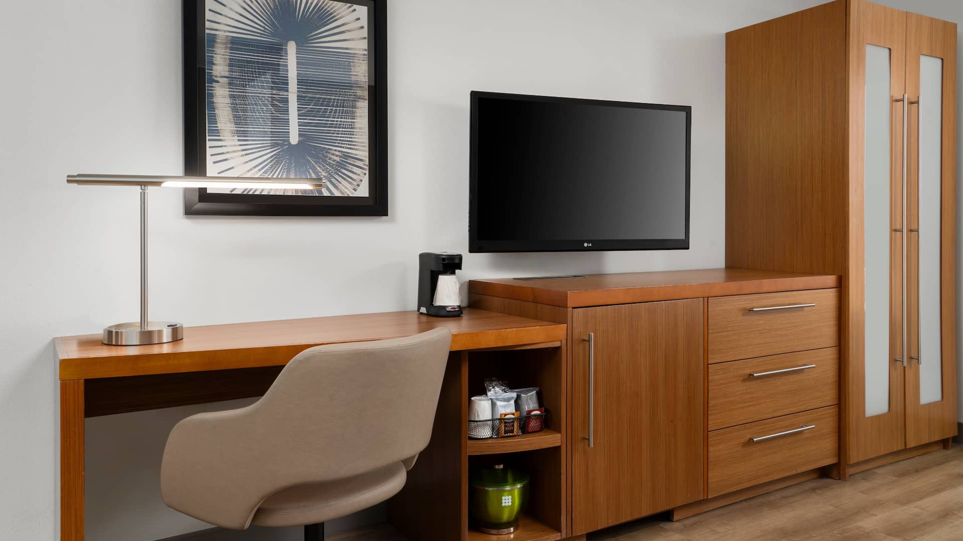 Hyatt Place Omaha/Downtown-Old Market Room Amenities Tv Desk