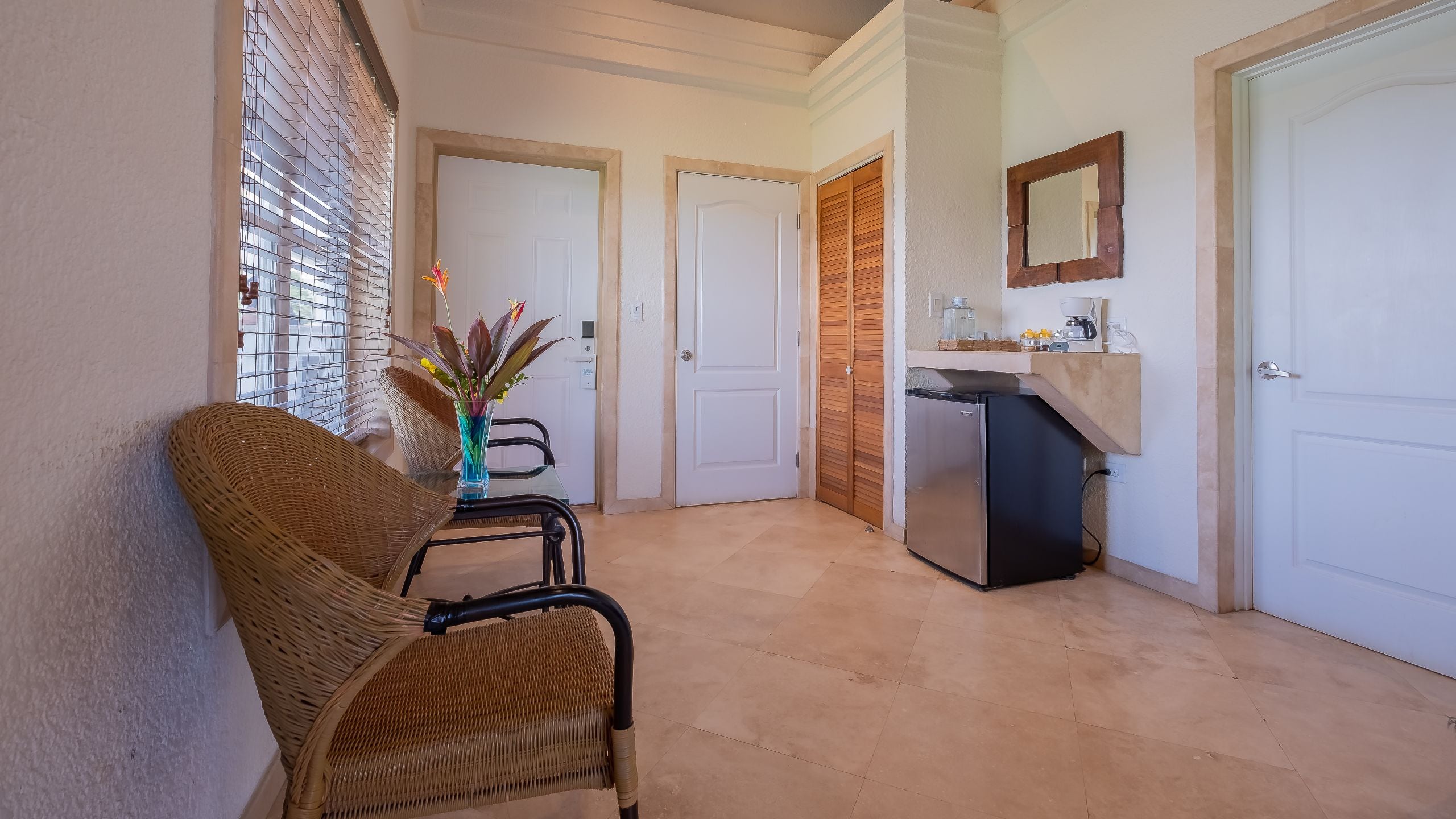 4 de 4 Placencia Resort Two Queen Bed Guestroom Amenities