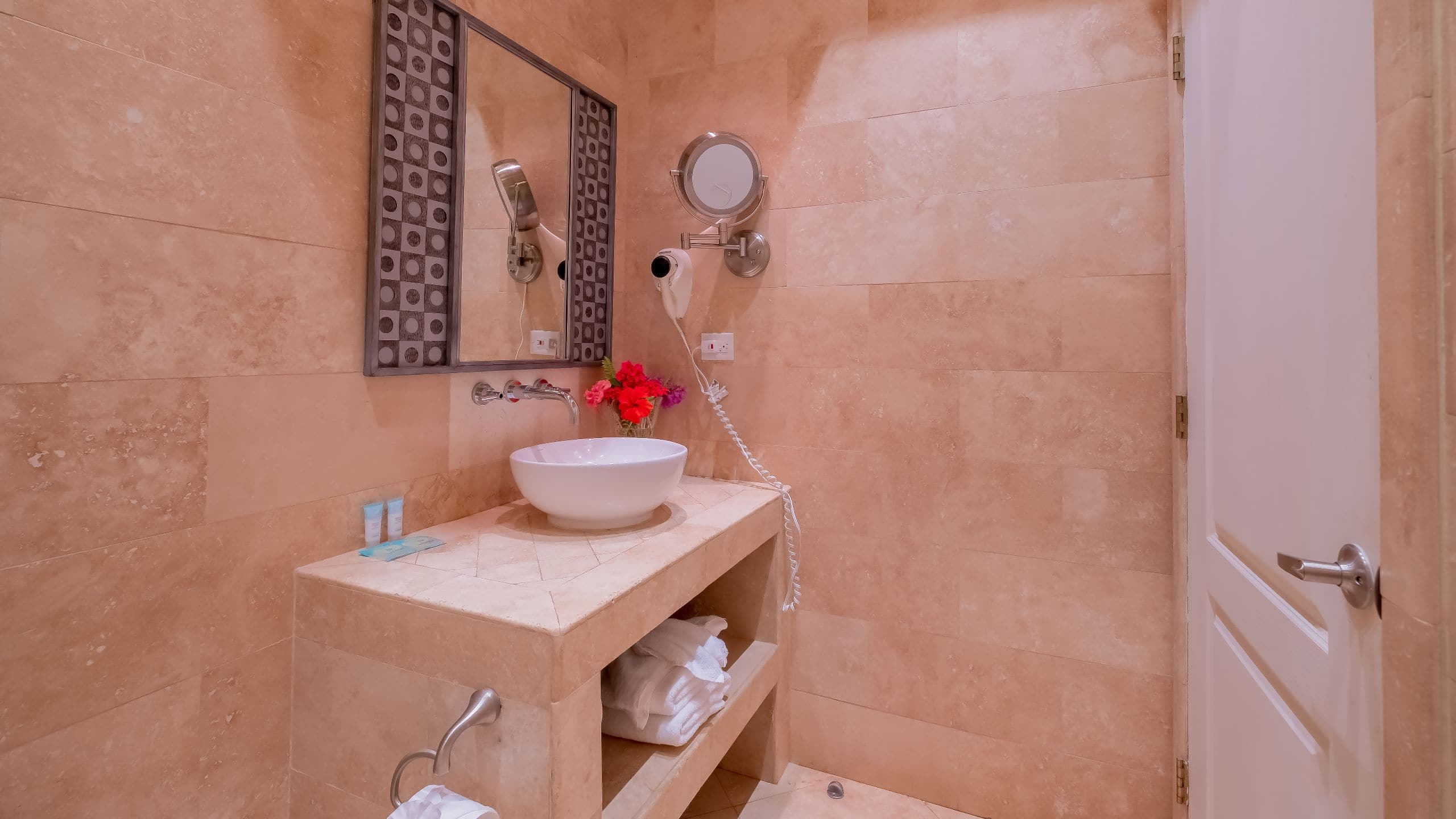 3 de 4 Placencia Resort Two Queen Bed Bathroom Vanity