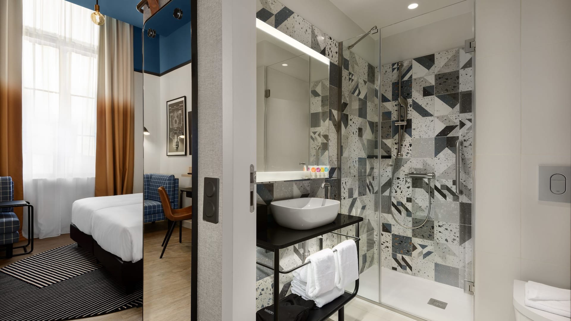 Hyatt Place Rouen Twin Room Bathroom