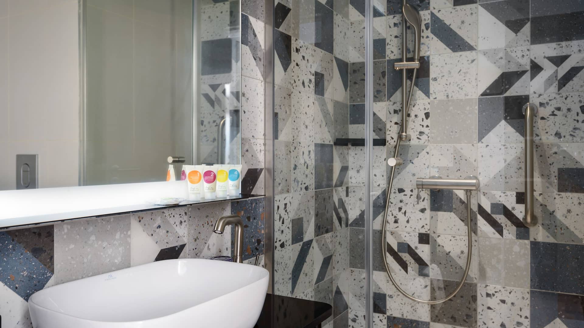第 4，共 7 Hyatt Place Rouen Bathroom